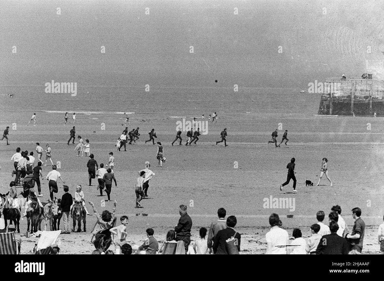 Mods gegen Rockers. Bild zeigt die Szene in Margate, North East Kent im Mai 1964. Mods jagen die Rockers über den Strand. Bild aufgenommen am 17th. Mai 1964 Stockfoto