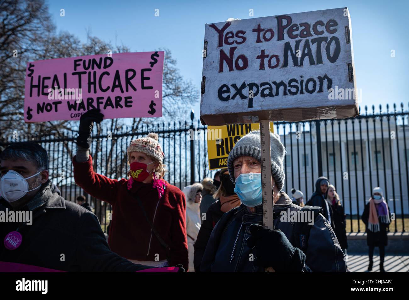 Ein Aktivist des Anti-Kriegs-Kollektivs Code Pink fordert am 27. Januar 2022 bei einer Kundgebung vor dem Weißen Haus in Washington, DC, das Ende der NATO-Erweiterung in Europa. Die Demonstranten prangern amerikanische Militärhilfe für die Ukraine und den möglichen Einsatz von Truppen nach Osteuropa an, aus Angst vor einem bewaffneten Konflikt zwischen den USA und Russland. (Foto: Alejandro Alvarez/Sipa USA) Quelle: SIPA USA/Alamy Live News Stockfoto