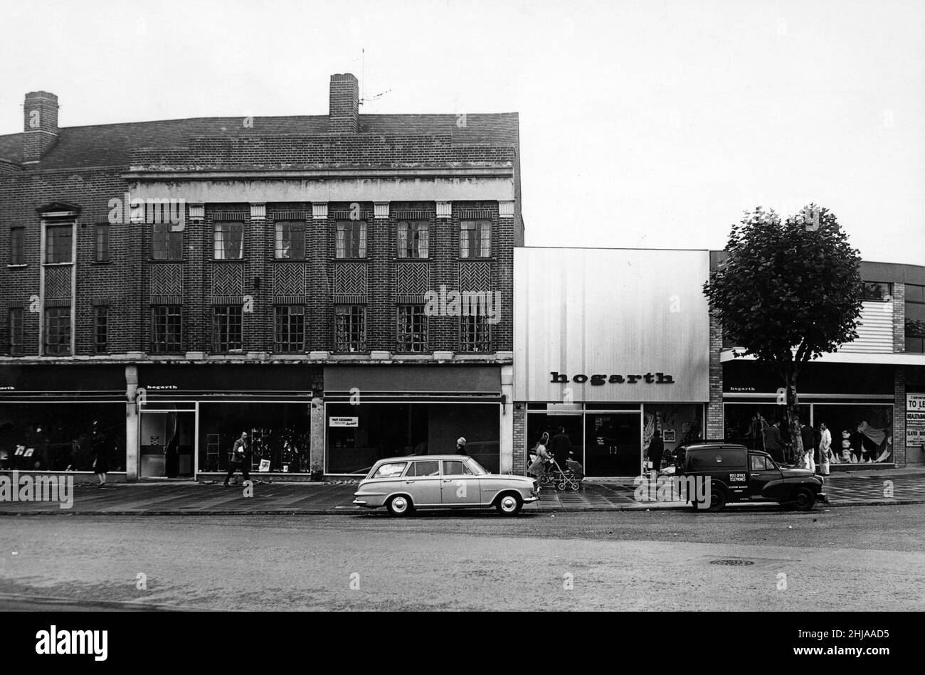 Die neuen Räumlichkeiten für Hogarth Stores Ltd in Walsgrave Road, Coventry, zeigen, wie die Modernisierung mit dem Neuen und dem Alten verschmolzen ist. Links vom Haupteingang befindet sich der alte Teil, der umgebaut wurde, um mit dem neuen Gebäude rechts zu harmonisieren. 3rd. Oktober 1963 Stockfoto