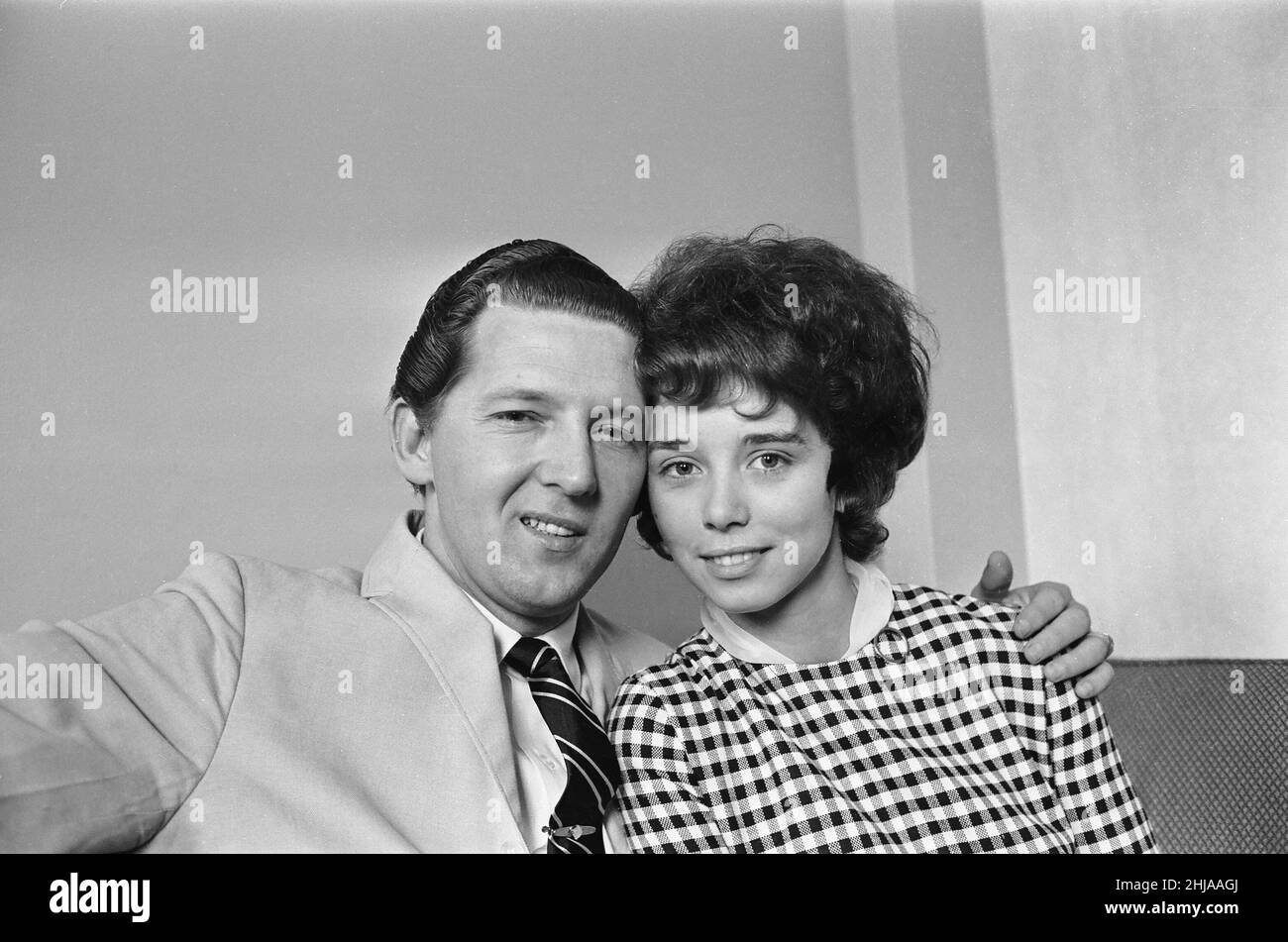 Der amerikanische Rock and Roll-Sänger Jerry Lee Lewis mit seiner dritten Frau Myra, die er im Alter von 13 Jahren heiratete, wurde nach seiner Ankunft in Großbritannien fotografiert.8th. Mai 1962. Stockfoto