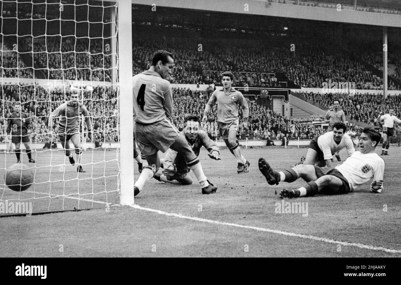 Der englische Fußballspieler Brian Douglas schießt beim International Friendly im Wembley Stadium am 1963. Mai an Zequinha (Nr. 4) und Torwart Cylmar vorbei. Ebenfalls abgebildet, Bobby Smith England 1-1 Brasilien Stockfoto