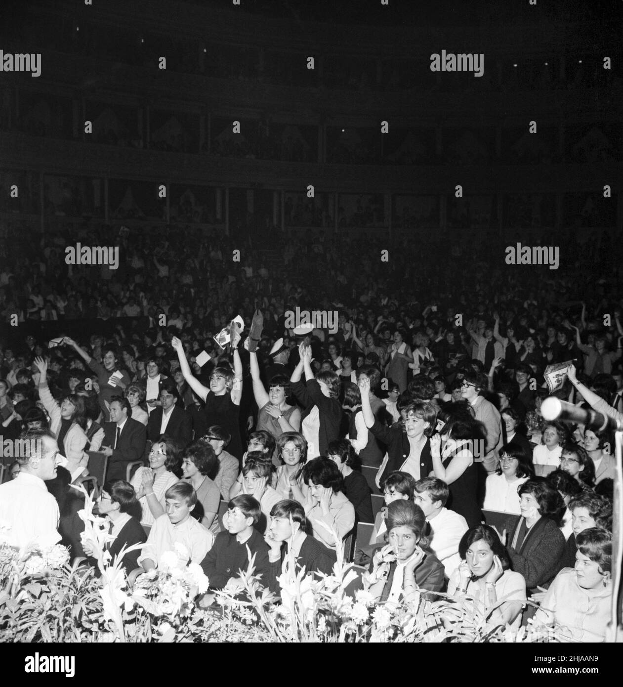 Die große Pop-Prom in der Royal Albert Hall am Nachmittag des 15. September 1963 wurde der Printers Pension Corporation zur Verfügung gestellt. Die Rolling Stones eröffneten die Show, gefolgt von den Viscounts, Kenny Lynch, Susan Maughan, Shane Fenton (aka Alvin Stardust) & den Fentones Clinton Ford, den Vernon Girls, dem Lorne Gibson Trio, Arthur Greenslade & den G-Men, Helen Shapero & Karl Denver. Die Beatles schlossen die Show. Stockfoto