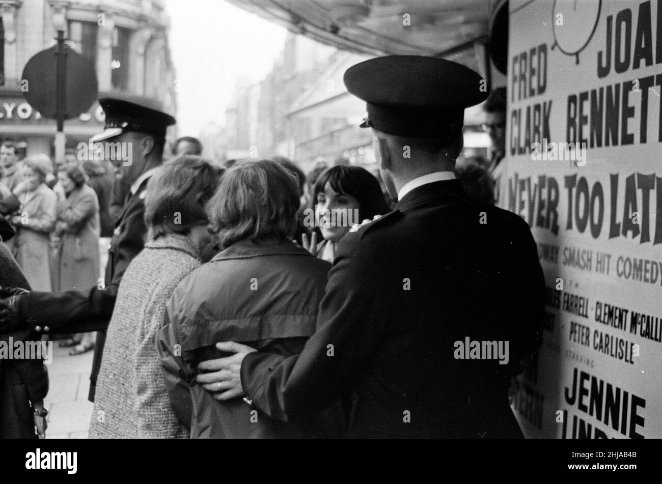 Szenen im Prince of Wales Theatre in London, als die Beatles heute am Haupteingang ankamen, um die Royal Variety Command Performance zu Proben. Bild aufgenommen am 4th. November 1963 Stockfoto