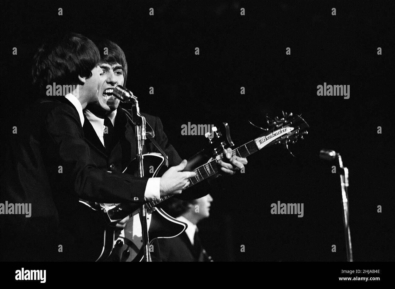 Die Beatles am 19th 1964. August, mehr als sechs Monate nach der Einnahme der Ostküste im Sturm, Die Fab Four reisten nach Kalifornien, um die Bühne im Cow Palace in San Francisco zu besuchen, um die Eröffnungsnacht ihrer ersten Konzerttournee durch Nordamerika zu besuchen.(Bild) Paul McCartney (links) und George Harrison haben einen ihrer vielen Hits auf der Bühne herausgebracht. Stockfoto