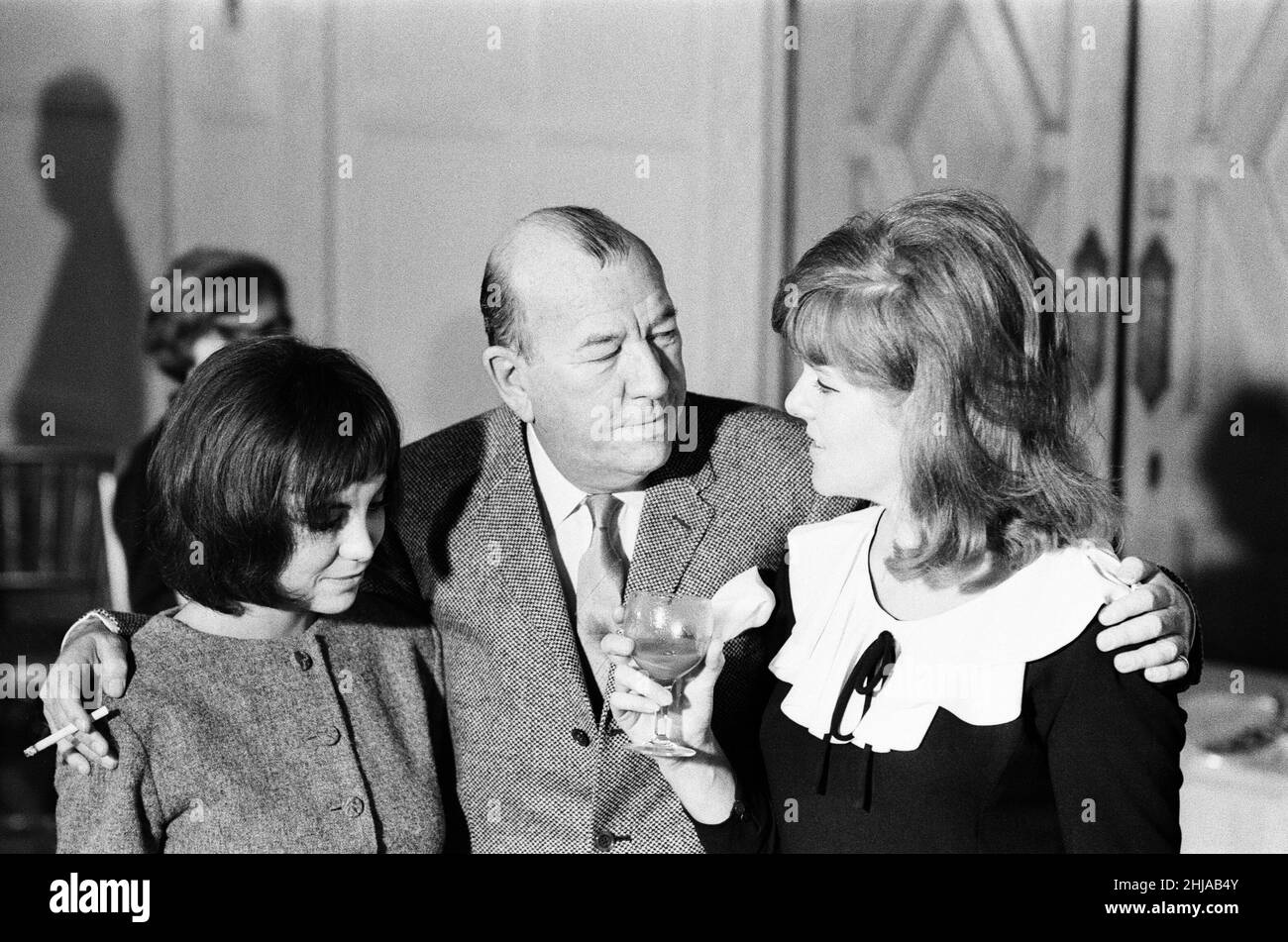 Noel Coward-Empfang für die Darsteller in Manchester, wo er in einer Woche zwei „erste Nächte“ in einer Stadt feiert. Montag, 19th. Oktober 1964. Hay Fever, ein Theaterstück, das er 1922 schrieb, eröffnete heute Abend (19th) im Manchester Opera House und High Spirits, die amerikanische Musikversion seines Stücks Blithe Spirit aus dem Jahr 1941, wird morgen (20th) im Palace Theatre eröffnet. Im Bild Louise Purnell (links) und Lynn Redgrave, die in Hay Fever mit dem Dramatiker Noel Coward auftreten. Stockfoto