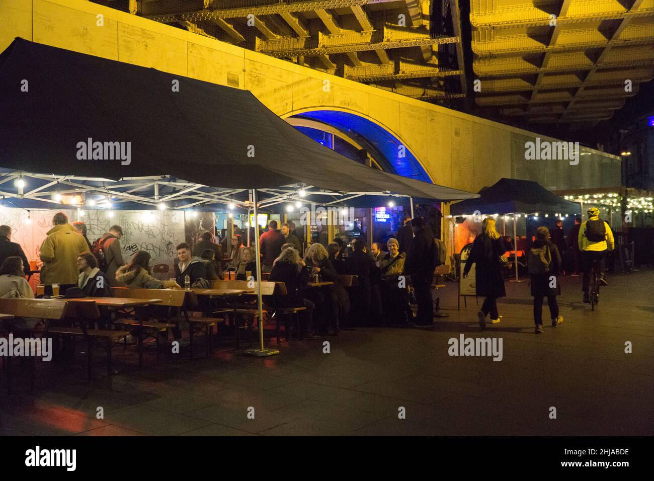 London, Großbritannien, 27. Januar 2022: Trinker im Waterloo Tap Pub am Tag, an dem England nach Plan A umzog. Diese frühen Trinker könnten kürzlich wieder in Büros arbeiten, da die Passagierzahlen diese Woche gestiegen sind, da die Regierung die Vorschriften über Gesichtsmasken lockerte und die Menschen dazu ermutigte, ihre Arbeit von zu Hause aus einzustellen. Anna Watson/Alamy Live News Stockfoto