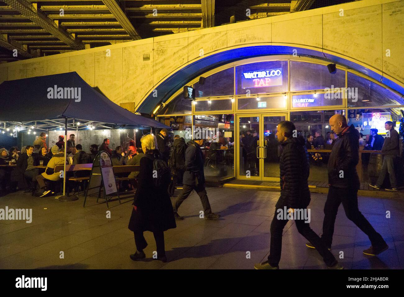 London, Großbritannien, 27. Januar 2022: Trinker im Waterloo Tap Pub am Tag, an dem England nach Plan A umzog. Diese frühen Trinker könnten kürzlich wieder in Büros arbeiten, da die Passagierzahlen diese Woche gestiegen sind, da die Regierung die Vorschriften über Gesichtsmasken lockerte und die Menschen dazu ermutigte, ihre Arbeit von zu Hause aus einzustellen. Anna Watson/Alamy Live News Stockfoto