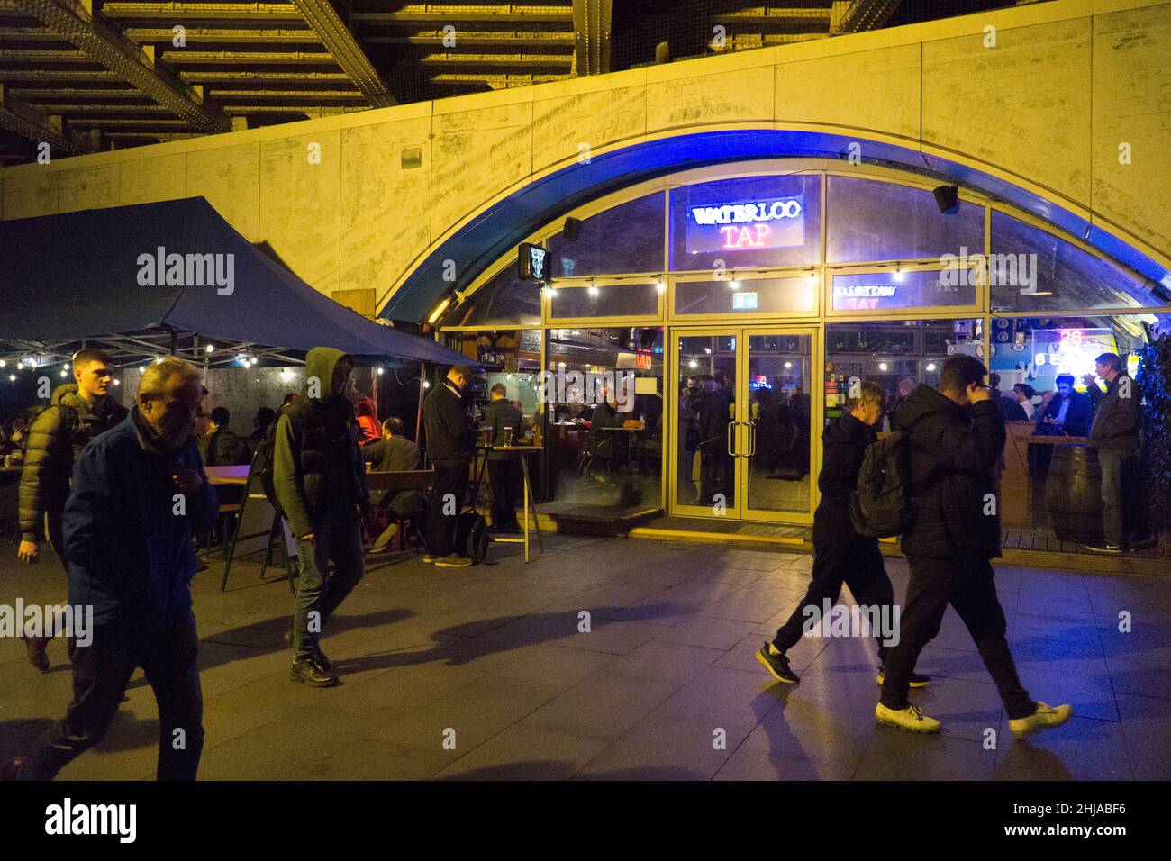 London, Großbritannien, 27. Januar 2022: Trinker im Waterloo Tap Pub am Tag, an dem England nach Plan A umzog. Diese frühen Trinker könnten kürzlich wieder in Büros arbeiten, da die Passagierzahlen diese Woche gestiegen sind, da die Regierung die Vorschriften über Gesichtsmasken lockerte und die Menschen dazu ermutigte, ihre Arbeit von zu Hause aus einzustellen. Anna Watson/Alamy Live News Stockfoto