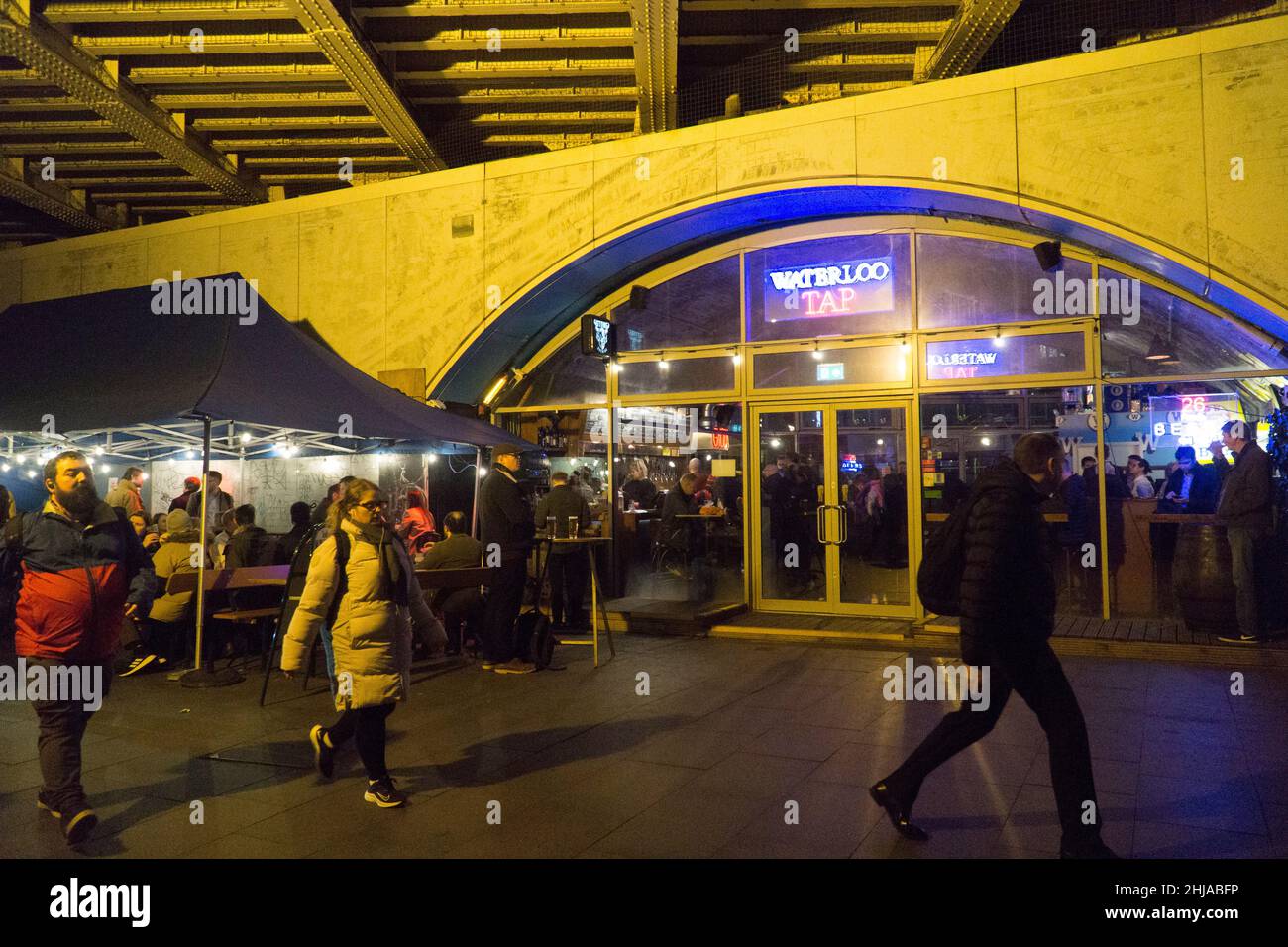 London, Großbritannien, 27. Januar 2022: Trinker im Waterloo Tap Pub am Tag, an dem England nach Plan A umzog. Diese frühen Trinker könnten kürzlich wieder in Büros arbeiten, da die Passagierzahlen diese Woche gestiegen sind, da die Regierung die Vorschriften über Gesichtsmasken lockerte und die Menschen dazu ermutigte, ihre Arbeit von zu Hause aus einzustellen. Anna Watson/Alamy Live News Stockfoto