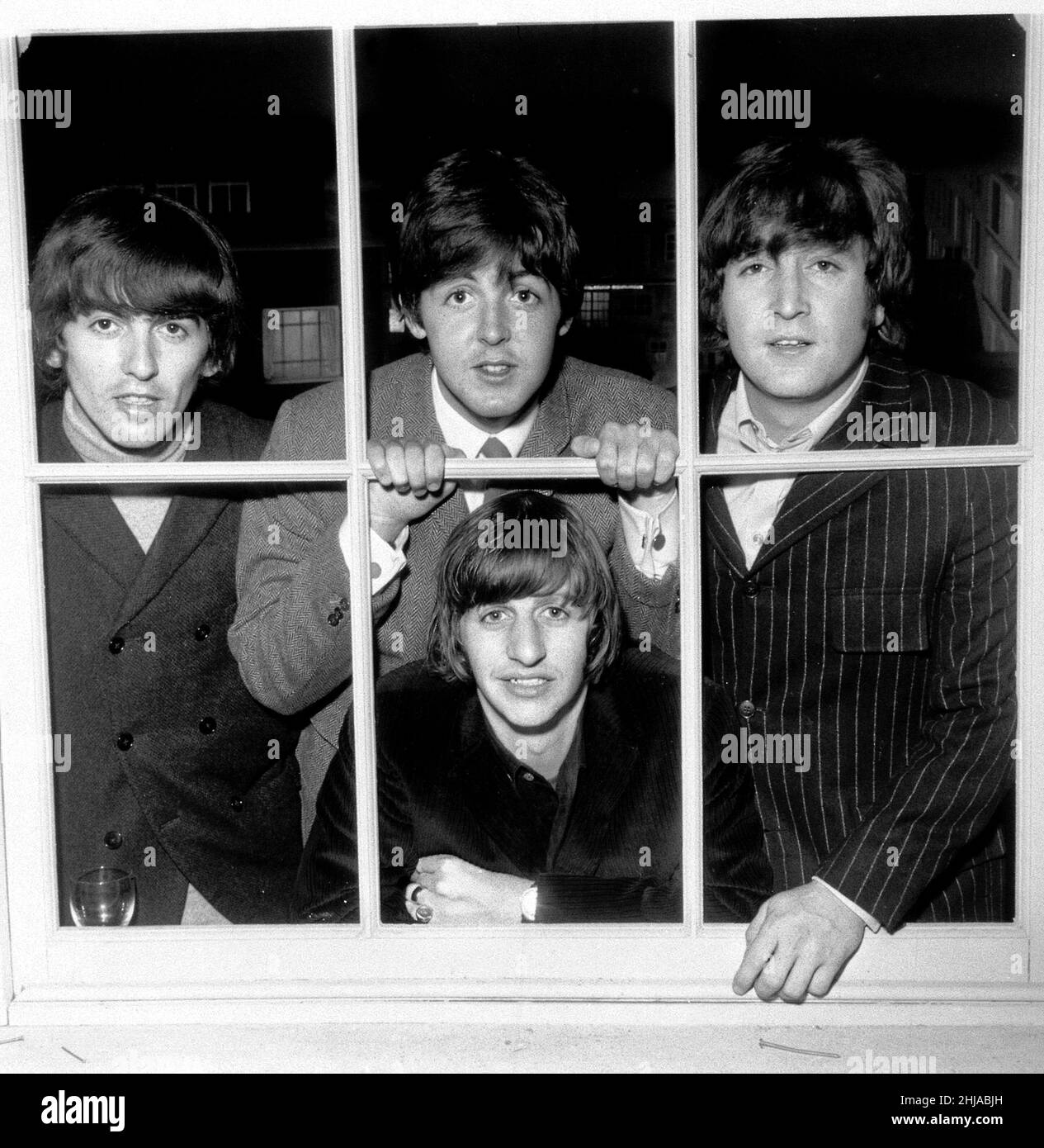 Die Beatles, die hier im Juni 1964 in Twickenham Studios gesehen, um eine grobe anzeigen helfen suchen durchschneiden weißes Fenster Stockfoto