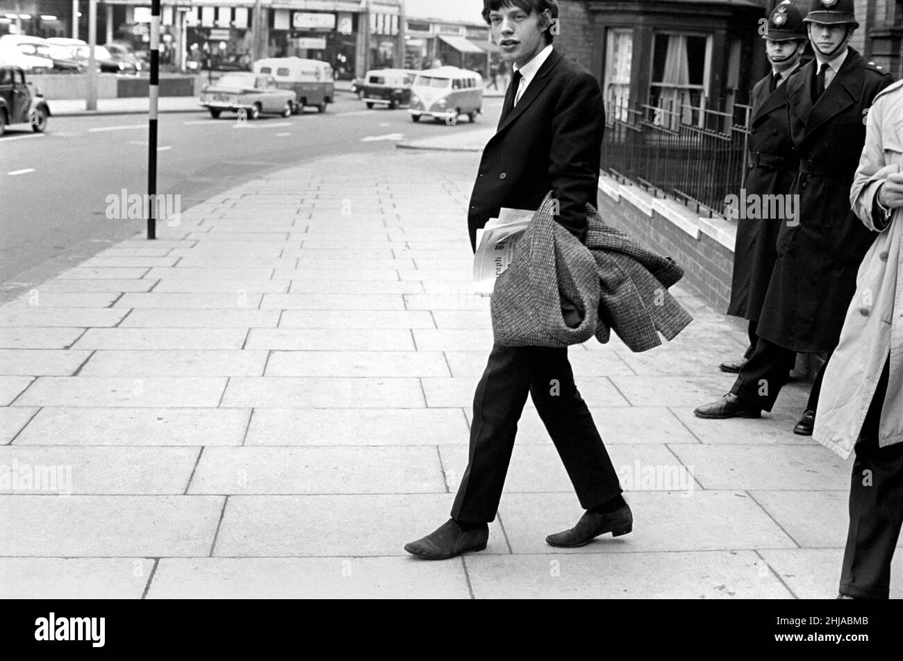 Rolling Stones: Mick Jagger am Tettenhall Magistrates Court, Staffordshire, wo er am 26. November 1964 für 3 Verkehrsdelikte verurteilt wurde Stockfoto
