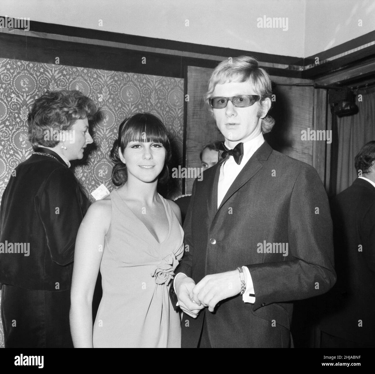 Bei der Eröffnungsnacht des Musicals Maggie May am 22. September 1964 im Londoner Adelphi Theatre. Andrew Oldham, Manager der Rolling Stones, mit seiner Frau Sheila. Stockfoto