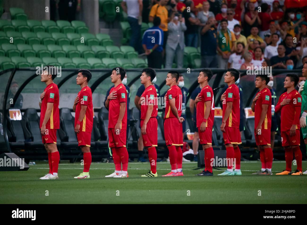 Melbourne, Australien, 27. Januar 2022. Die vietnamesischen Spieler stehen für ihre Hymne während des Fußballspiels zur WM-Qualifikation zwischen Australien Socceroos und Vietnam am 27. Januar 2022 im AAMI Park in Melbourne, Australien. Kredit: Dave Hewison/Speed Media/Alamy Live Nachrichten Stockfoto