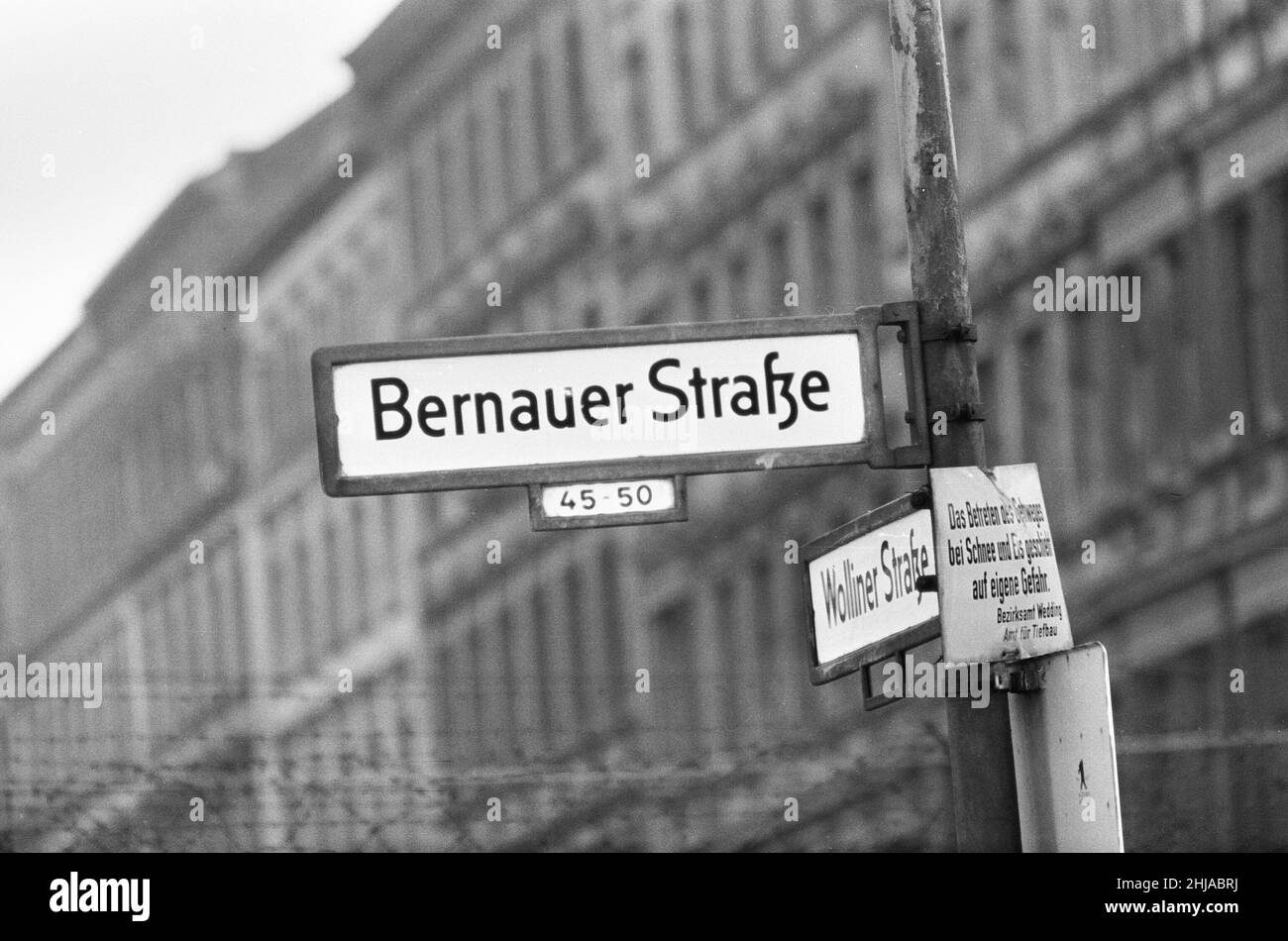 Szenen in Berlin, drei Jahre nach Beginn der Arbeiten am Bau der Berliner Mauer, die Ost und West trennt.Wegweiser für die Bernauer Straße, eine Straße im französischen Sektor, an der die Berliner Mauer entlang verlief. Viele Fluchttunnel wurden unter der Mauer auf der Straße gegraben, darunter der berühmte Tunnel 57, der in der Strelitzer Straße endete. In zwei Nächten im Oktober 1964 gelang es 57 Ostdeutschen, zu entkommen. Aufgenommen am 25th. Oktober 1964. Stockfoto