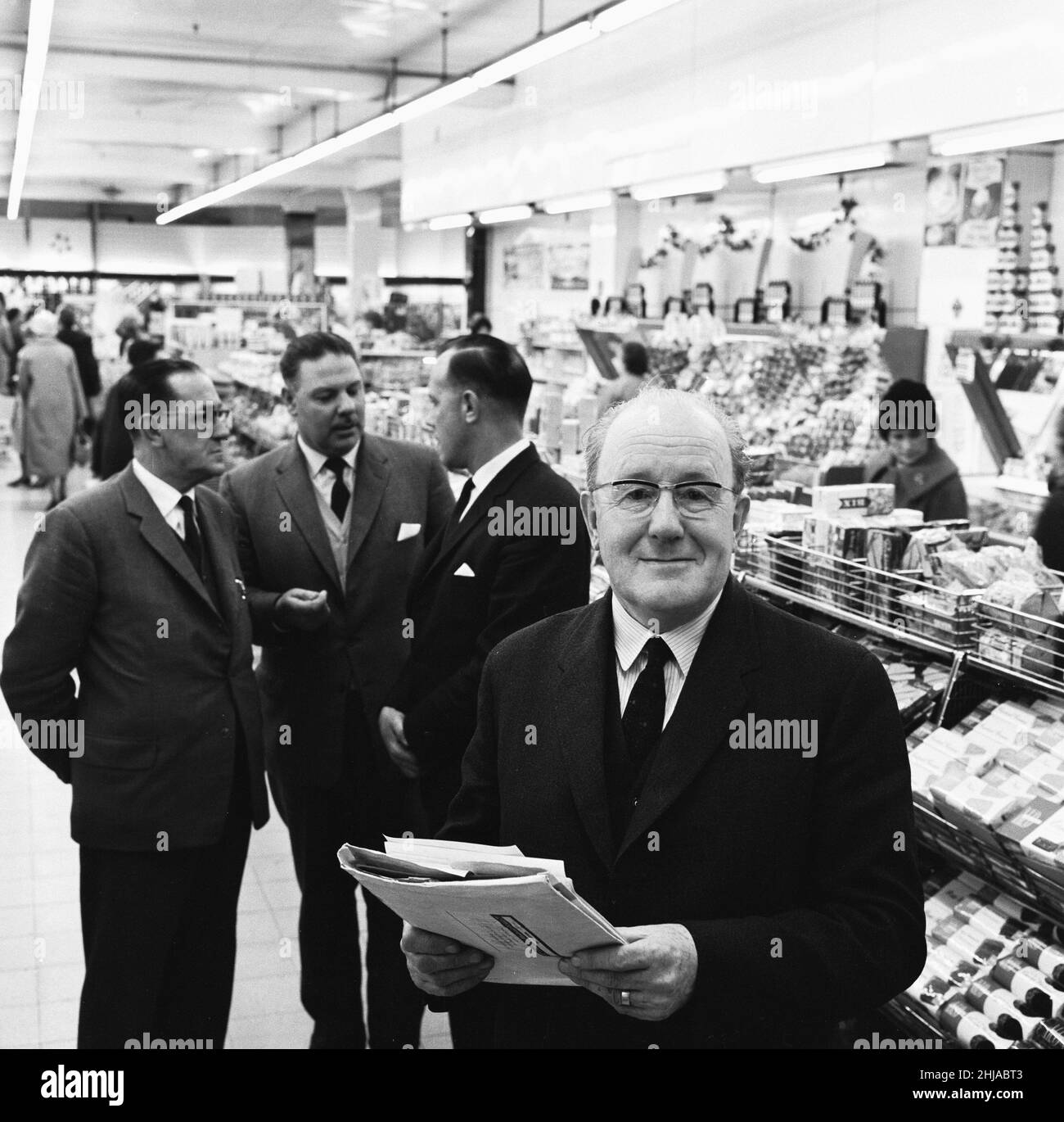 Das leitende Management-Team im Nottingham Co-Op-Kaufhaus, das hier in der Lebensmittelhalle zu sehen ist. 1st Mai 1963 Stockfoto