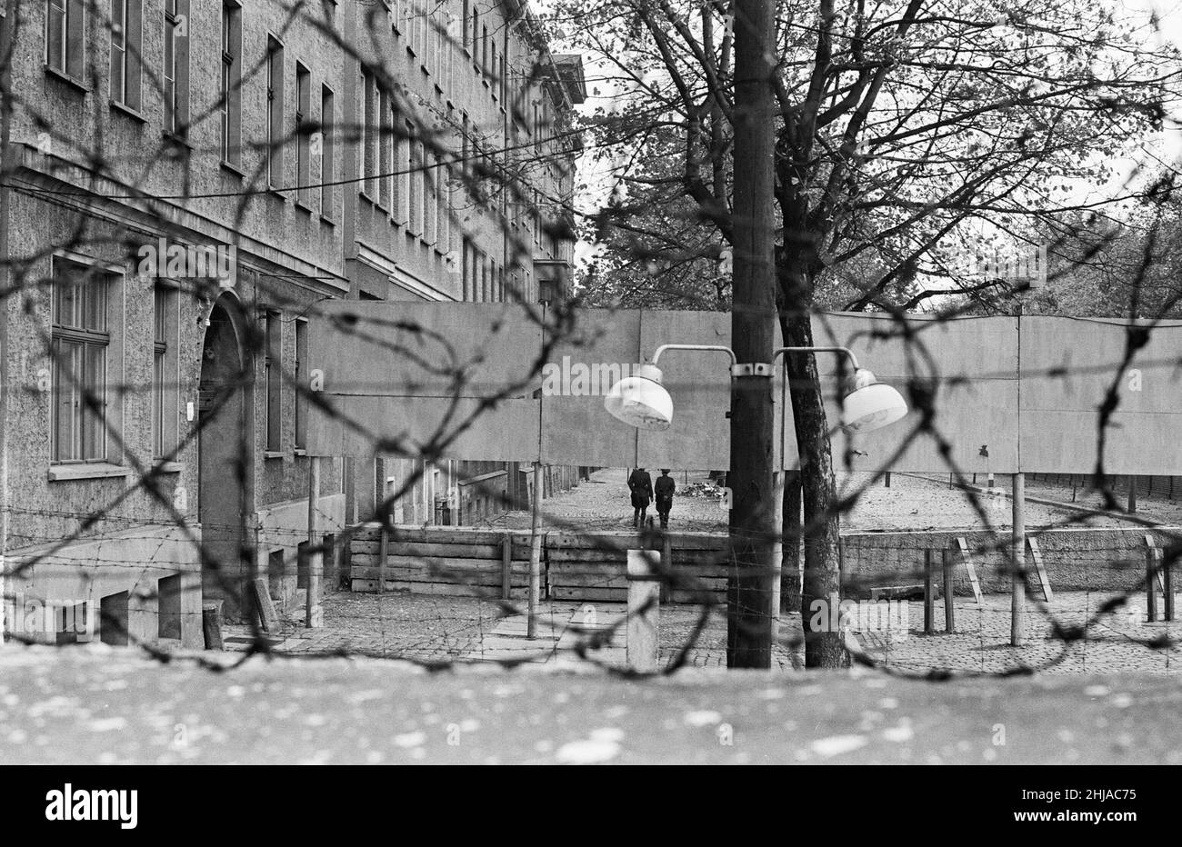 Szenen in Berlin, drei Jahre nach Beginn der Arbeiten am Bau der Berliner Mauer, die Ost und West trennt. Blick über die Mauer von West-Berlin nach Osten. 25th. Oktober 1964. Stockfoto
