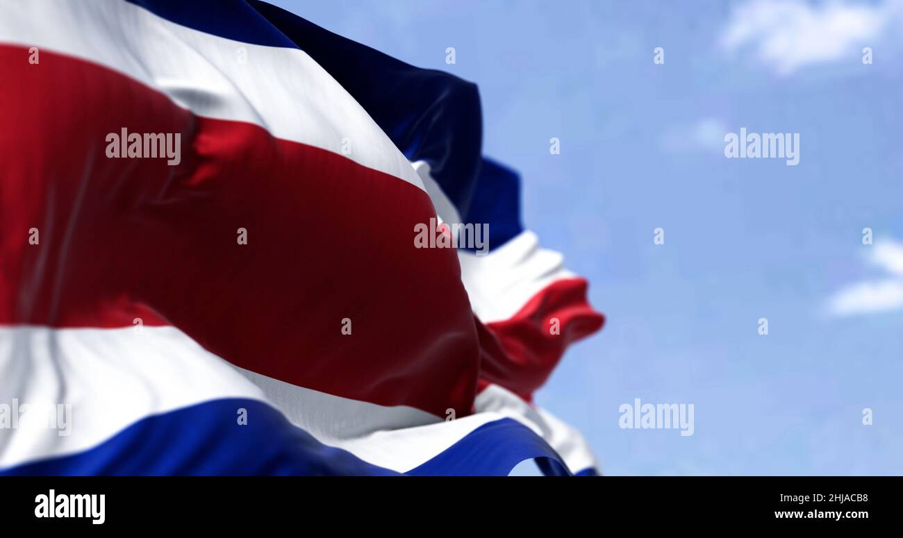 Detail der Nationalflagge von Costa Rica, die an einem klaren Tag im Wind winkt. Demokratie und Politik. Patriotismus. Selektiver Fokus. Nahtlose Zeitlupe Stockfoto