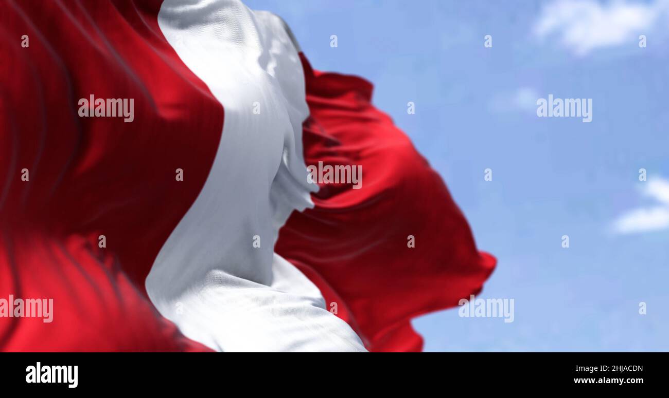 Detail der Nationalflagge Perus, die an einem klaren Tag im Wind winkt. Demokratie und Politik. südamerikanisches Land. Patriotismus. Selektiver Fokus. Stockfoto