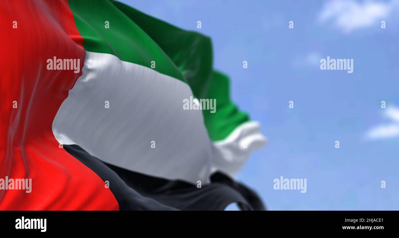 Detail der Nationalflagge der Vereinigten Arabischen Emirate, die an einem klaren Tag im Wind winkt. Demokratie und Politik. Westasiatisches Land. Patriotismus. Auswahl Stockfoto