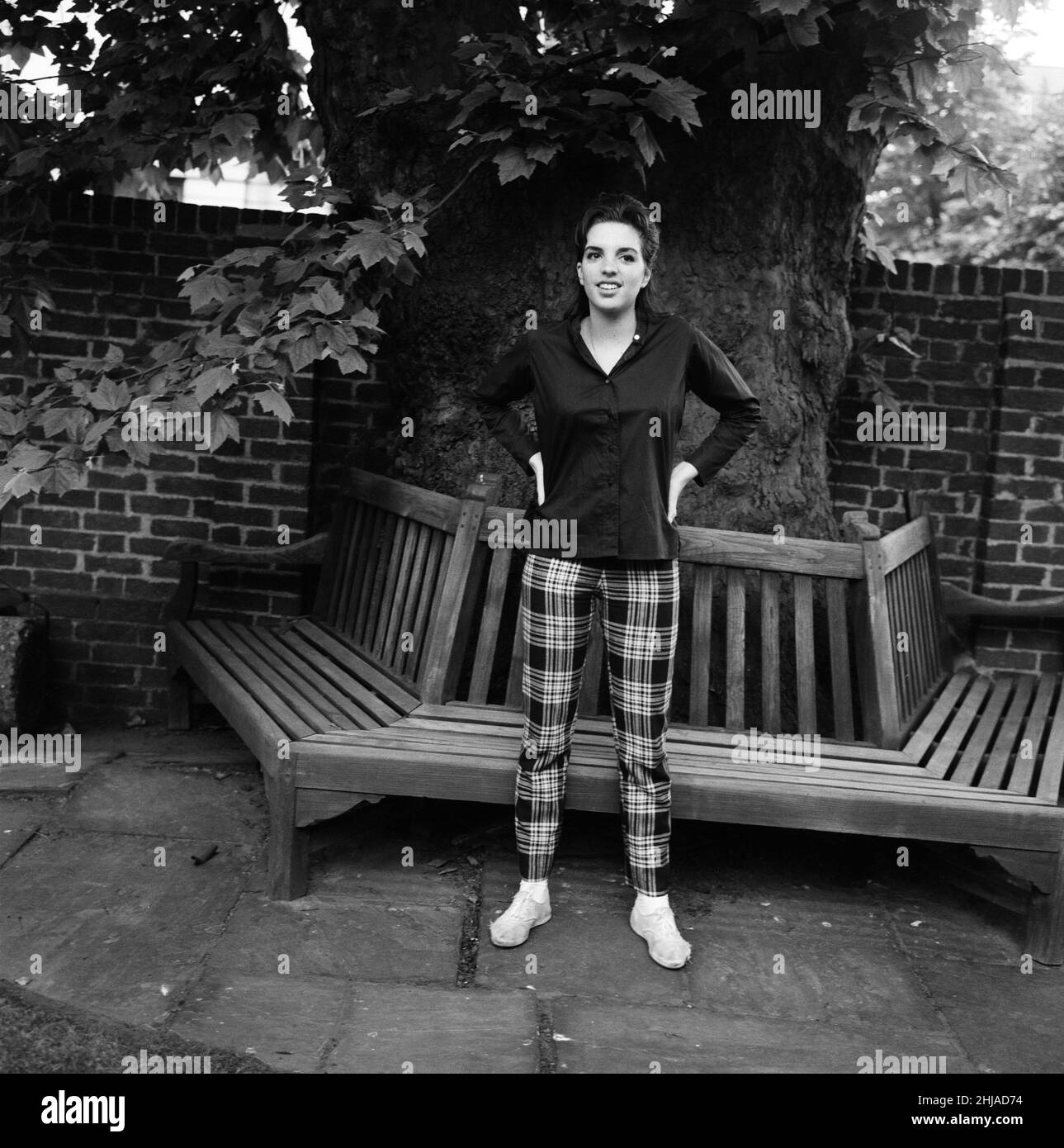 Liza Minnelli, die 17-jährige Tochter von Judy Garland, ist in London, um an einem ATV-Spektakel mit Cliff Richard und den Schatten teilzunehmen, wo sie als besondere Gastkünstlerin singt und tanzt. 17th. Juni 1964. Stockfoto