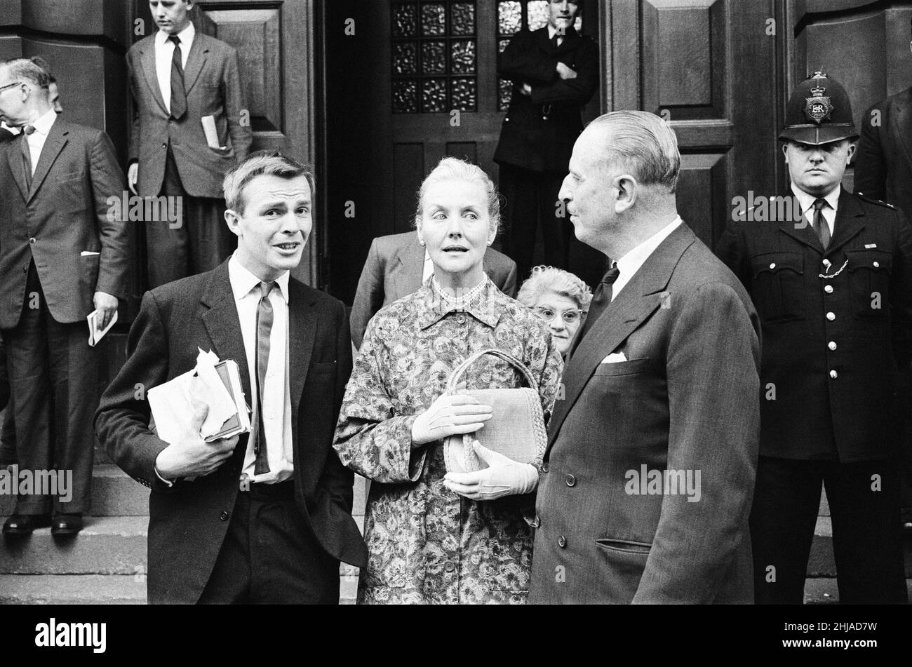Familie Mosley vor dem Amtsgericht der Old Street, London, Mittwoch, 1st. August 1962. Max Mosley wurde während der gestrigen Kundgebung der Union Movement in der Ridley Road, East End London, des drohenden Verhaltens beschuldigt, er plädierte auf nicht schuldig. Eine große Menschenmenge hatte sich versammelt, um eine Kundgebung des ehemaligen faschistischen Führers Sir Oswald Mosley und seiner antisemitischen Blackshirt-Gruppe, die eine Kundgebung im Londoner East End geplant hatte, zu stören. Mosley und seine Gruppe wurden angegriffen und zu Boden geschlagen, sobald sein Treffen in der Ridley Road, Dalston, eröffnet wurde. Die Polizei schloss das Treffen innerhalb der ersten drei Minuten und ma Stockfoto