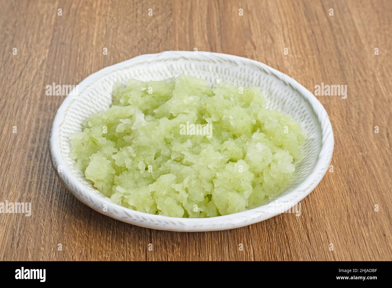 Bio-Gurkensaft, der aus einem langsamen Entsafter gepresst wird, kann als Gesichtsmaske ohne Abfall verwendet werden. Stockfoto