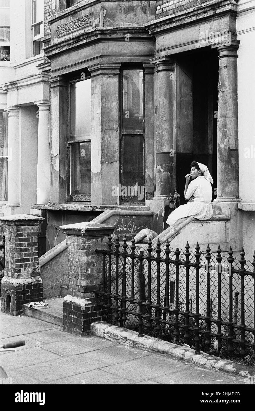 Bewohner der Berrymede Road, Chiswick, nach der Entdeckung der Leiche des Mordopfers Mary Flemming am 14th. Juli 1964. Ihr erwürgter Körper wurde heute Morgen (04:50am) von George Heard (34) aus seinem Schlafzimmerfenster gefunden. Ihr Tod wurde dem Werk eines Serienmörders, bekannt als Jack the Stripper, zugeschrieben. Auch bekannt als der Hammersmith-Mordfall 1964-1965, als ein Serienmörder in London operierte und 6-8 Prostituierte-Frauen tötete und ihre Körper in London oder an der Themse abwarf. Der Serienmörder wurde noch nie gefangen Stockfoto