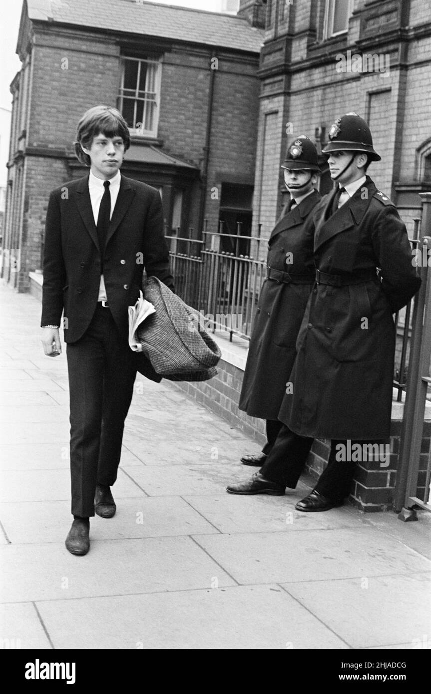 Rolling Stones: Mick Jagger am Tettenhall Magistrates Court, Staffordshire, wo er am 26. November 1964 für 3 Verkehrsdelikte verurteilt wurde Stockfoto