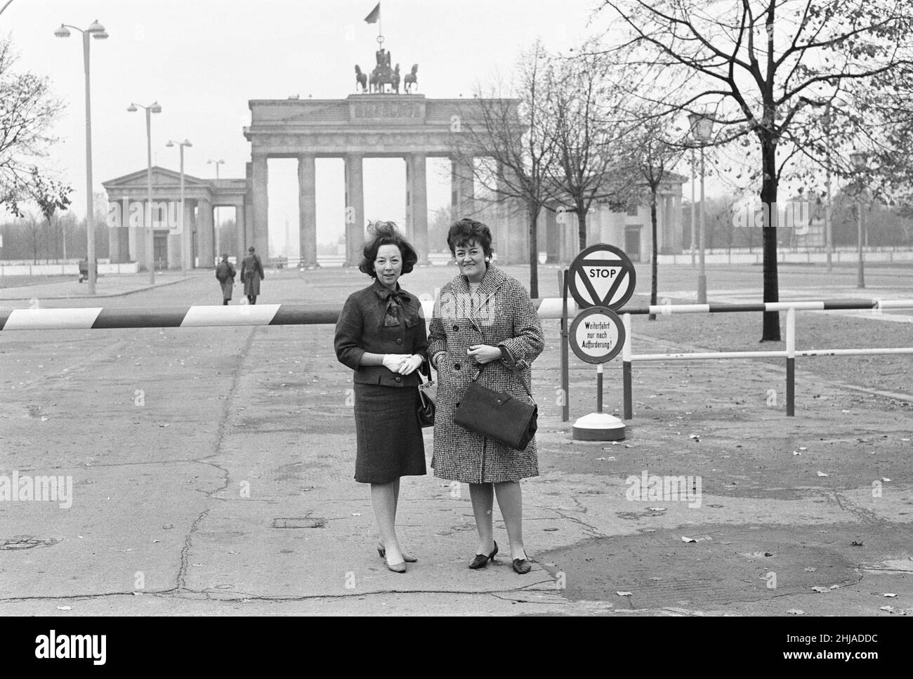 Szenen in Berlin, drei Jahre nach Beginn der Arbeiten am Bau der Berliner Mauer, die Ost und West trennt.zwei Bürger stehen vor dem Brandenburger Tor am Pariser Platz. 25th. Oktober 1964. Stockfoto