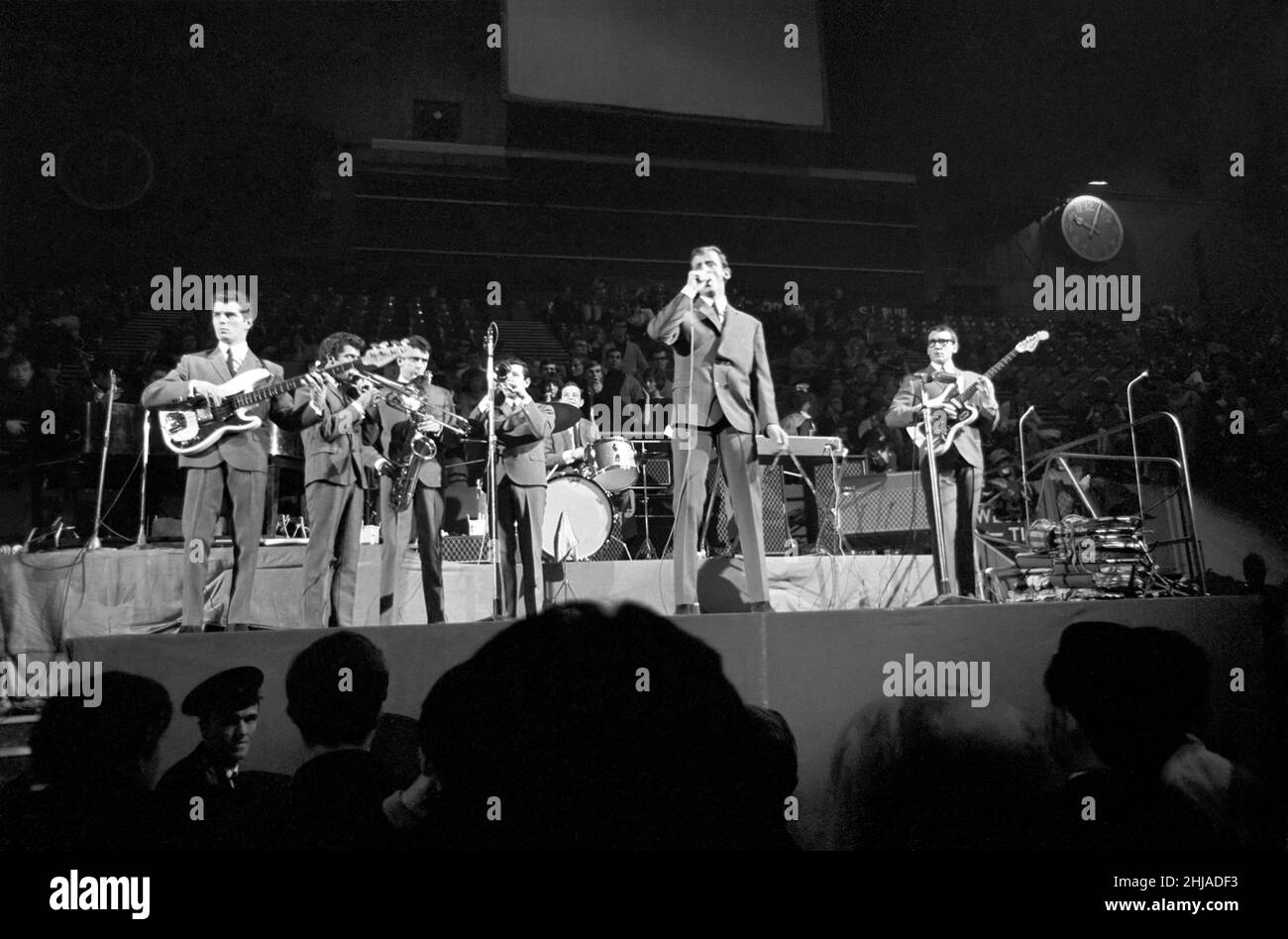 Siebentausend Jugendliche tanzten durch die Nacht beim Glad Rag Ball, der vom Londoner UniversityÕs Charity Carnival organisiert wurde. Der Ball begann um 9 Uhr und endete mit einem Frühstück um 7 Uhr. Es gab einen fast Aufruhr, als die Rolling Stones das Podium im Zentrum des Empire-Pools in Wembley, Middlesex, nahmen. 1964 S10457.-008. November Stockfoto