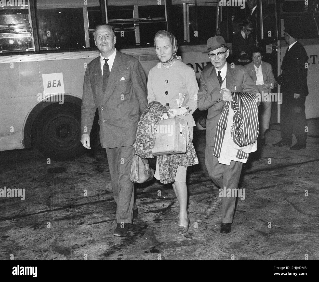 Oswald Mosley und seine Frau kehren am Mittwoch, den 1st. August 1962, nach Frankreich zurück. Die Familie Mosley besuchte heute das Old Street Magistrate Court, wo Sohn Max Mosley des drohenden Verhaltens beschuldigt wurde, plädierte er auf nicht schuldig, während der Union Movement Kundgebung (gestern) in Ridley Road, East End London Eine große Menschenmenge hatte sich versammelt, um eine Kundgebung des ehemaligen faschistischen Führers Sir Oswald Mosley und seiner antisemitischen Blackshirt-Gruppe, die eine Kundgebung im Londoner East End geplant hatte, zu stören. Mosley und seine Gruppe wurden angegriffen und zu Boden geschlagen, sobald seine Begegnung annahm Stockfoto
