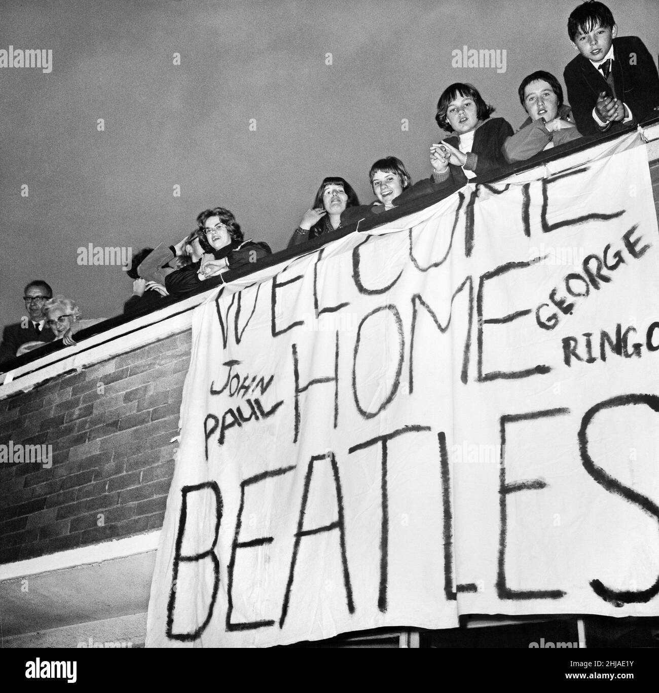 Beatles-Fans am Flughafen London Heathrow freuen sich darauf, die Beatles nach ihrer kürzlichen Amerika-Tournee am 21st. September 1964 zu Hause begrüßen. Stockfoto