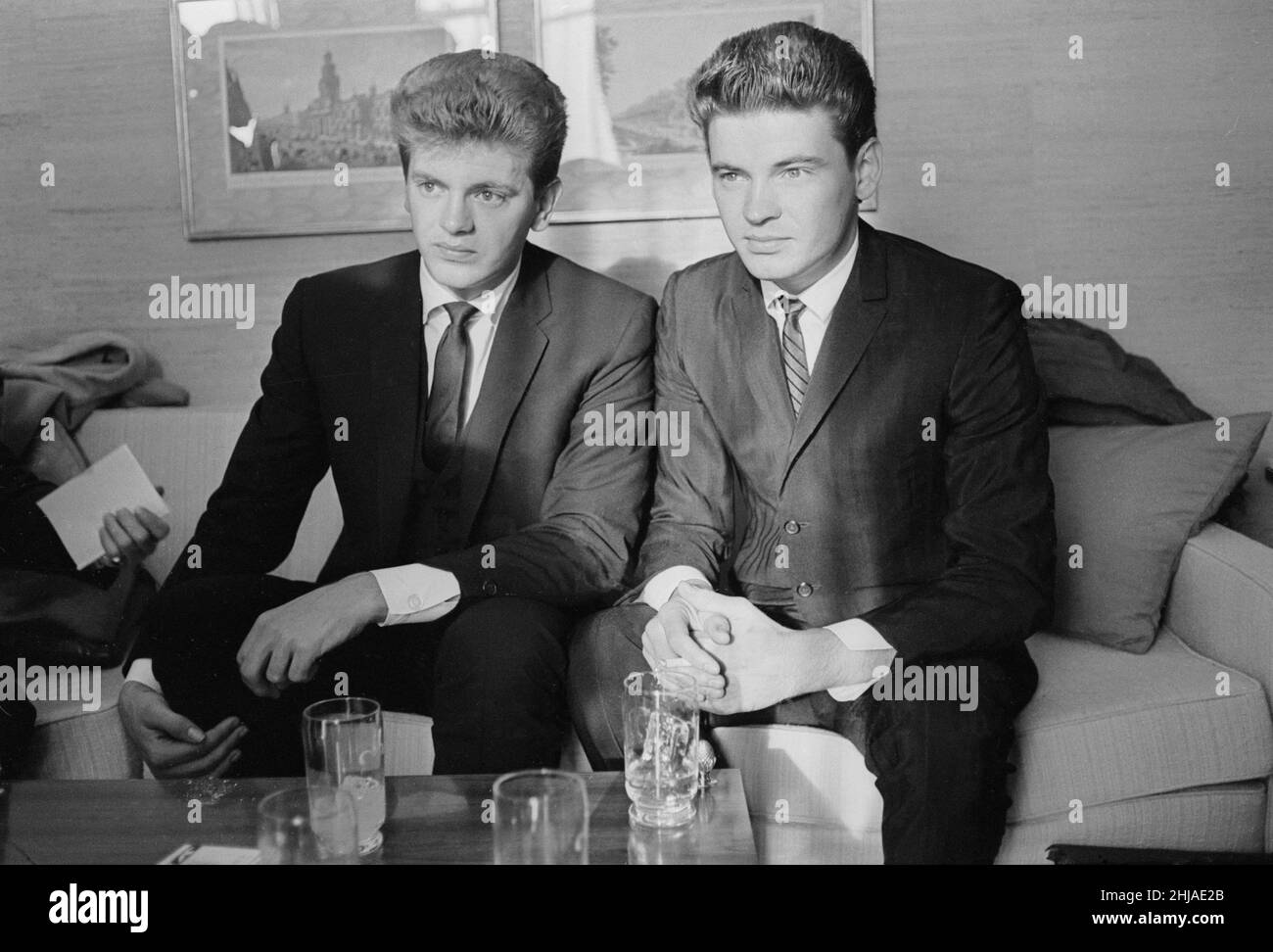 Phil (links) und Don Everly, das amerikanische Gesangsduo The Everly Brothers, im Bild in ihrer Suite im Hilton Hotel in London. 13th. September 1963. Stockfoto