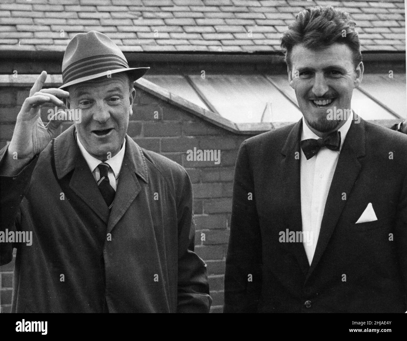 Stan Cullis (links), ehemaliger Manager von Wolverhampton Wanderers, im Bild, kam mit Jimmy Hill, dem Manager von Coventry City, in der Highfield Road zum Ligaspiel zwischen Coventry City und Northampton am 1964. September an. Endergebnis: Coventry City 0-1 Northampton Stockfoto