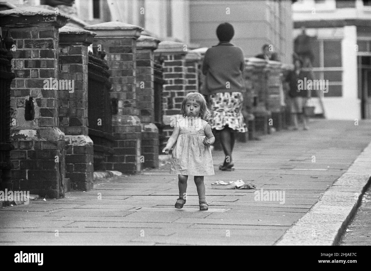 Bewohner der Berrymede Road, Chiswick, nach der Entdeckung der Leiche des Mordopfers Mary Flemming am 14th. Juli 1964. Ihr erwürgter Körper wurde heute Morgen (04:50am) von George Heard (34) aus seinem Schlafzimmerfenster gefunden. Ihr Tod wurde dem Werk eines Serienmörders, bekannt als Jack the Stripper, zugeschrieben. Auch bekannt als der Hammersmith-Mordfall 1964-1965, als ein Serienmörder in London operierte und 6-8 Prostituierte-Frauen tötete und ihre Körper in London oder an der Themse abwarf. Der Serienmörder wurde noch nie gefangen Stockfoto