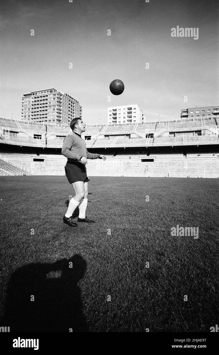 Hinter den Kulissen des Real Madrid Football Club, Santiago Bernabeu Stadium, Madrid, Spanien, 24th. Mai 1964. Drei Tage vor dem EM-Finale gegen Inter Mailand. Abgebildet, Ferenc Puskas Stockfoto