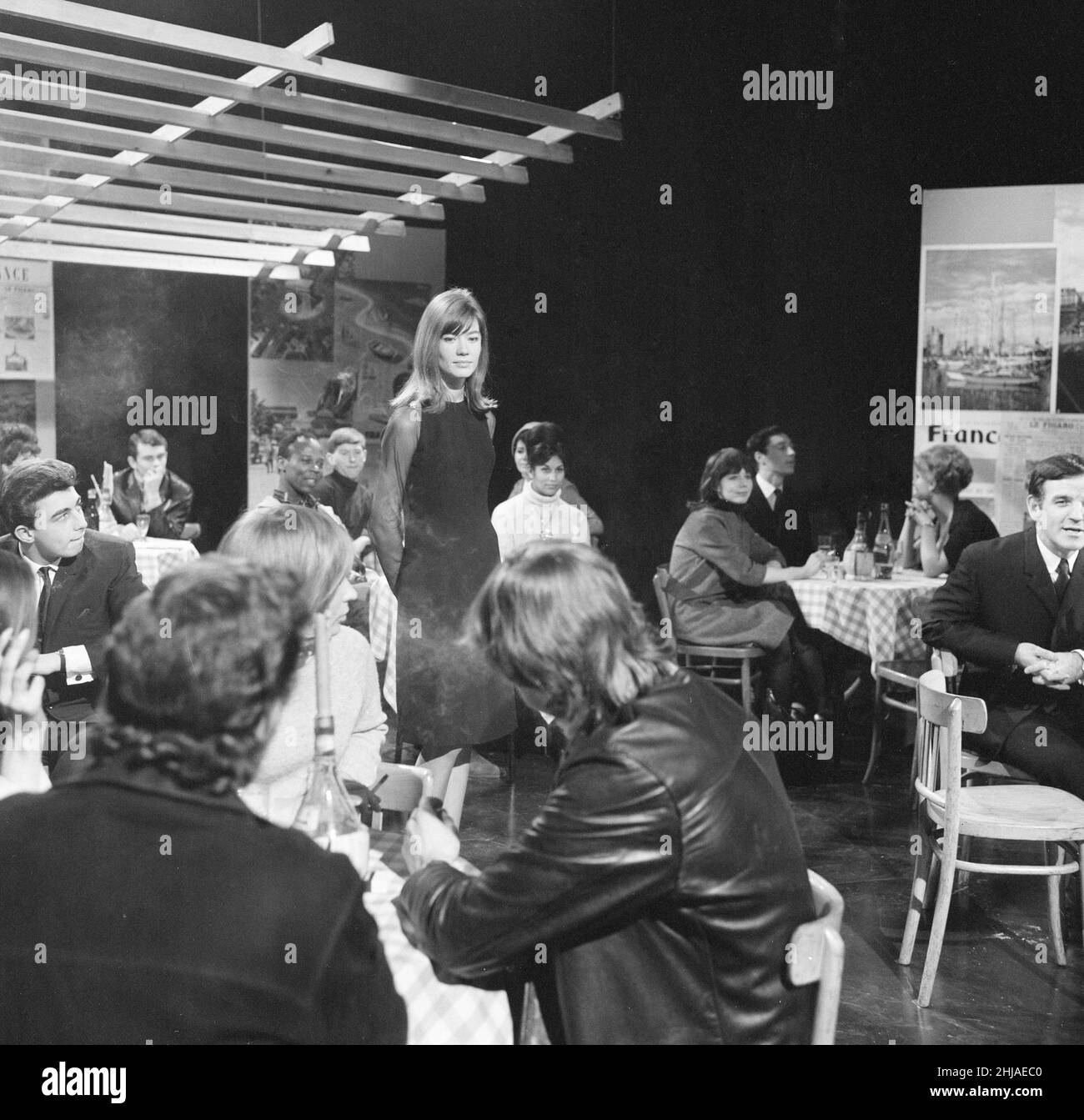 Francoise Hardy, französische Sängerin, tritt am 21st. Februar 1964 in einem Studio, das wie ein französisches Bistro-Restaurant aussieht, auf der ITV-Musikshow they've Sold A Million, einer von Rediffusion produzierten TV-Show, auf, die während der Dreharbeiten abgebildet wurde. Das Programm wurde erstmals am Mittwoch, den 26th. Februar 1964, ausgestrahlt. Stockfoto
