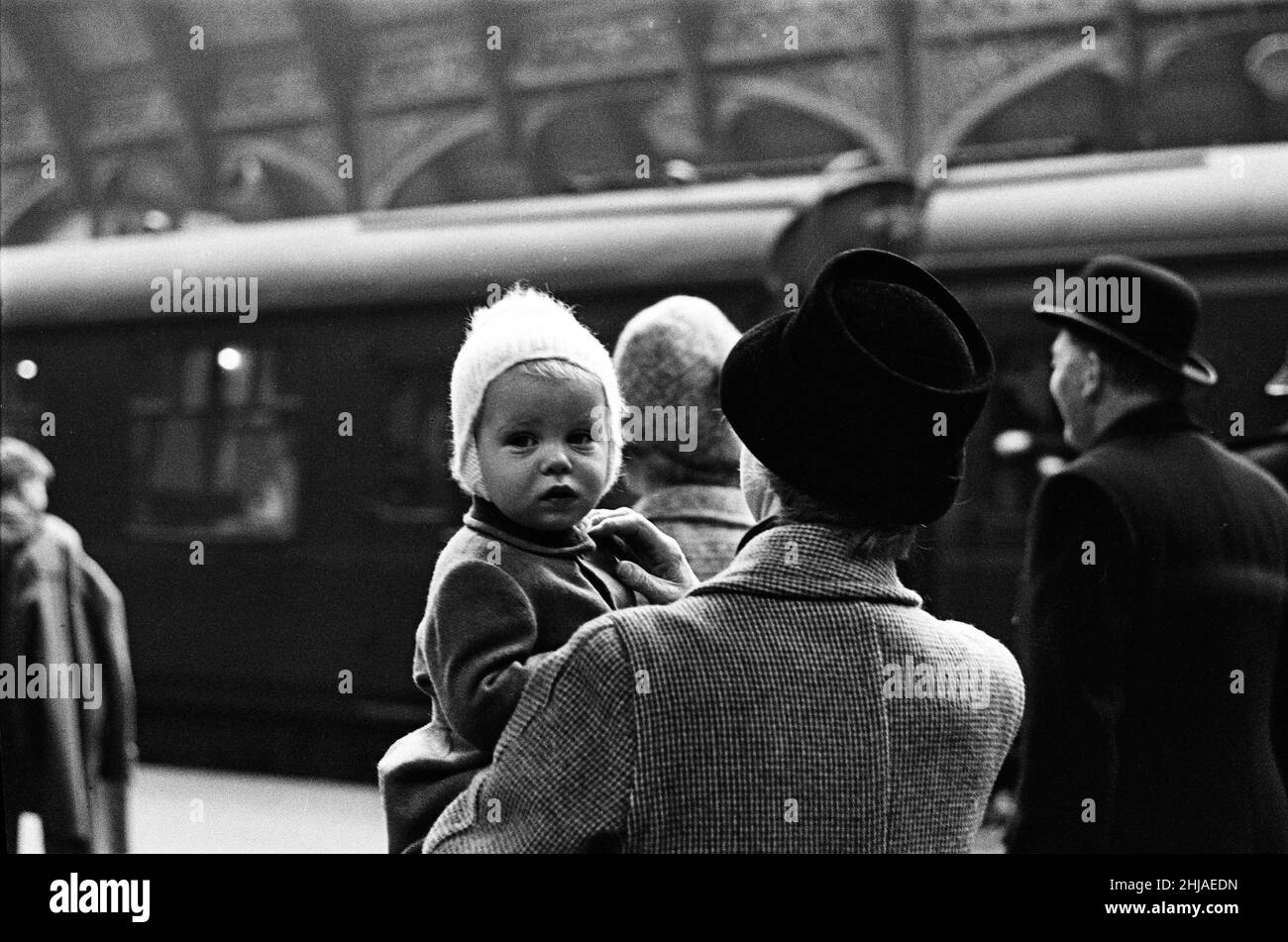 George Windsor, Earl of St Andrews, besteigen einen Zug am Bahnhof York nach Kings Cross mit seiner Mutter. Er ist mit seinem Kindermädchen abgebildet. 14th. Januar 1964. Stockfoto