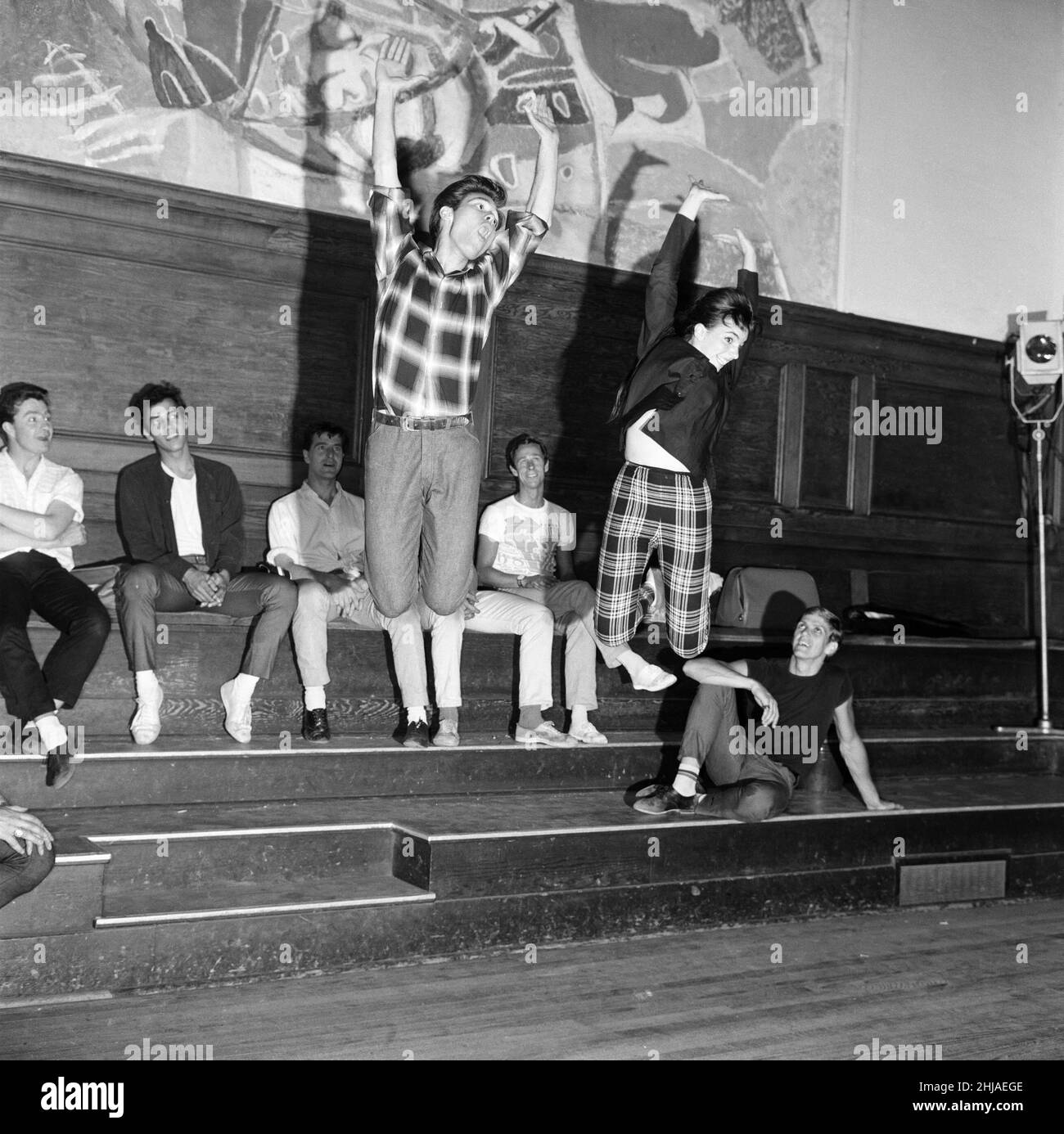 Liza Minnelli, die 17-jährige Tochter von Judy Garland, ist in London, um an einem ATV-Spektakel mit Cliff Richard und den Schatten teilzunehmen, wo sie als besondere Gastkünstlerin singt und tanzt. Abgebildet sind Liza Minnelli und Cliff Richard und andere Proben. 17th. Juni 1964. Stockfoto