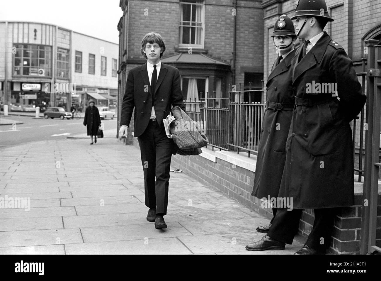 Rolling Stones: Mick Jagger am Tettenhall Magistrates Court, Staffordshire, wo er am 26. November 1964 für 3 Verkehrsdelikte verurteilt wurde Stockfoto