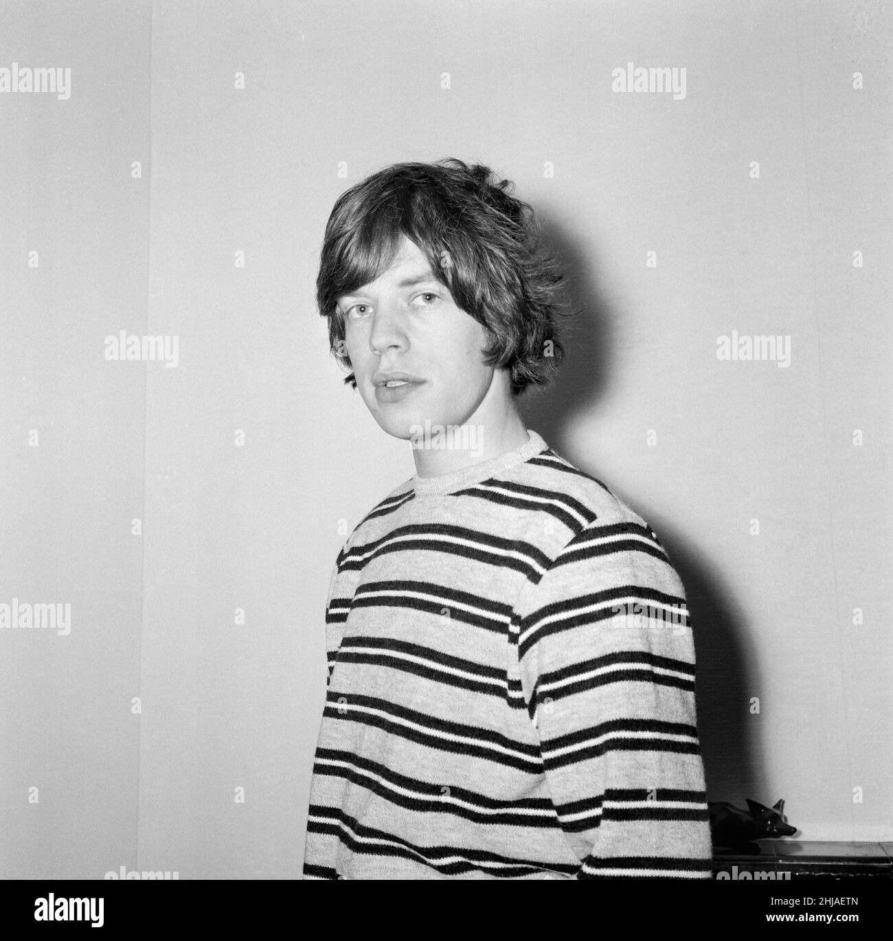 Mick Jagger von den Rolling Stones nimmt an einer Party der Sunday Mirror-Autorin Anne Allen Teil, um Material für einen Film über Jugendliche zu erhalten.12th. August 1964. Stockfoto