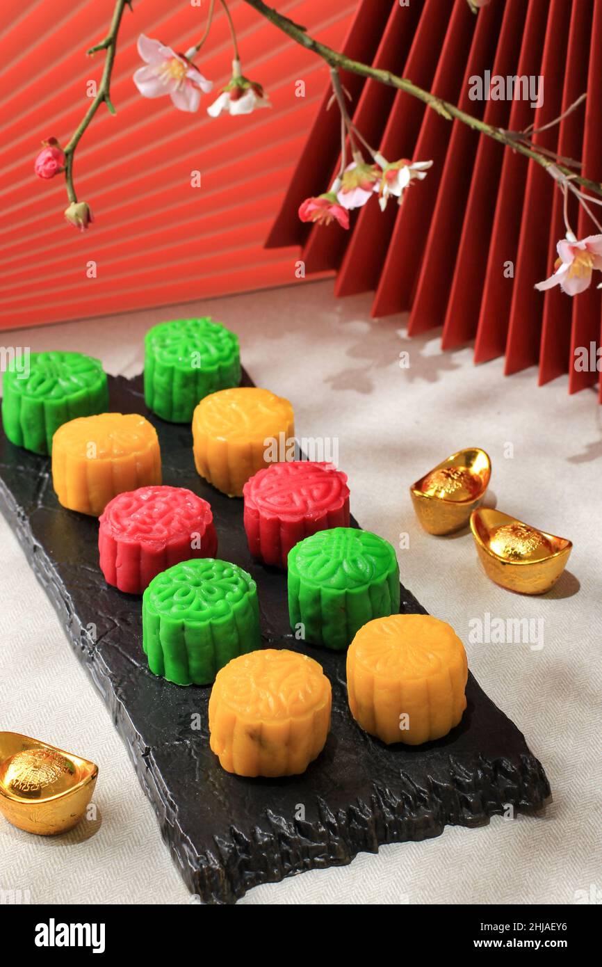 Traditionelles chinesisches Mid-Autumn Festival Essen, farbenfrohe Reiskuchen Schneemenkuchen mit verschiedenen Füllungen Stockfoto