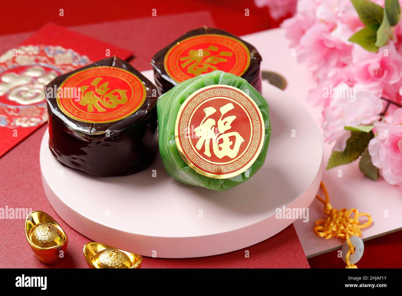 Nian Gao Pandan oder klejeous Reiskuchen mit viel Glück in chinesischen Worten. Beliebt wie Kue Keranjang oder Kue Bakul. Das Chinesische Zeichen Fu Bedeutet Glück Stockfoto