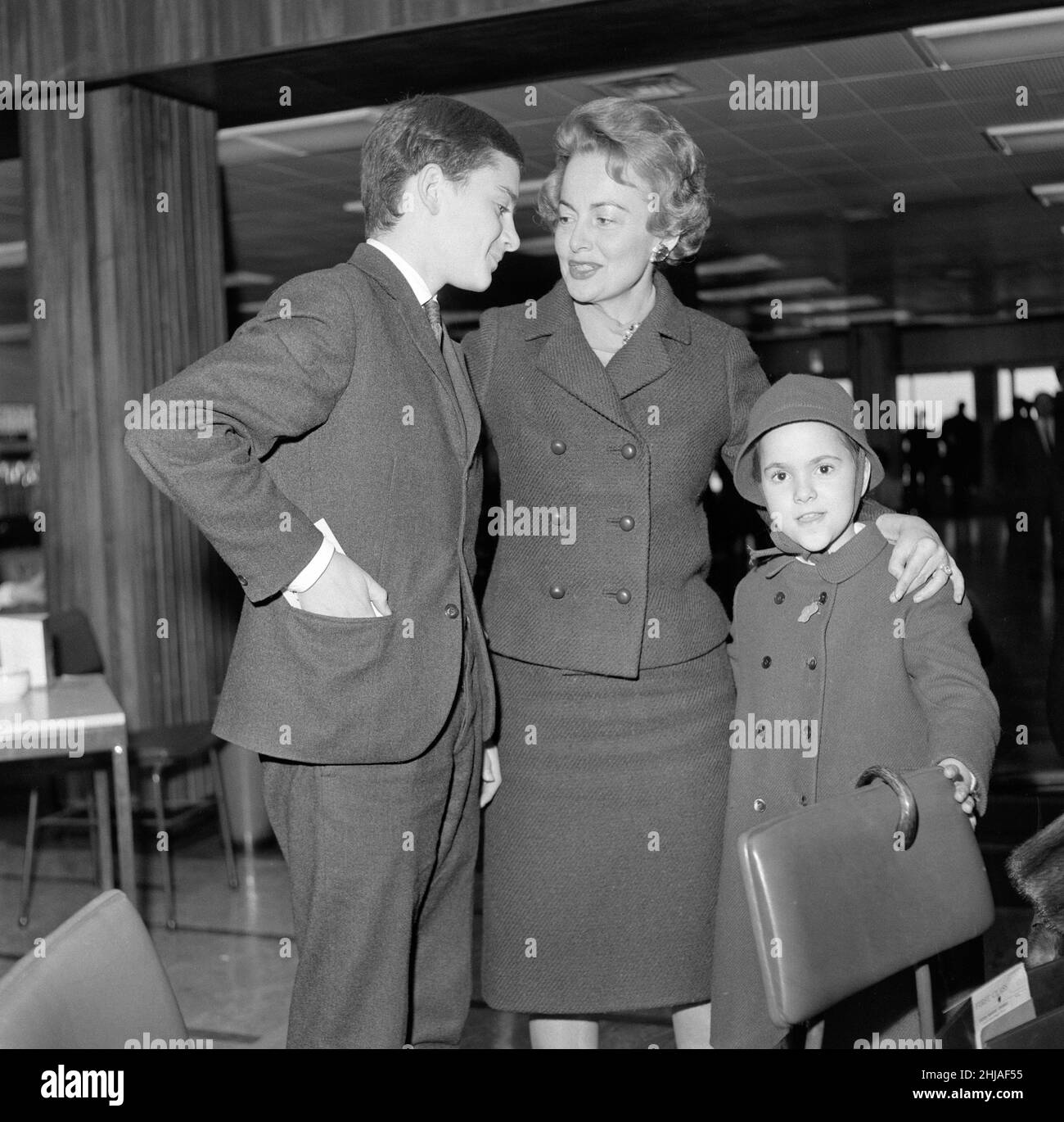 Olivia De Havilland am Flughafen von London mit ihren Kindern Benjamin und Gisele warten auf einen Flug nach Hause nach Paris. 15. April 1964. Stockfoto