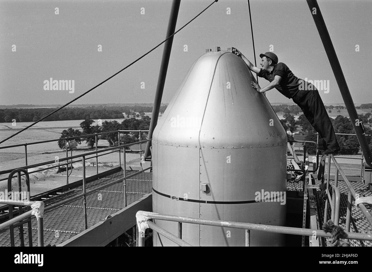 European Launcher Development Organization, Testing site at Hawker Siddeley Dynamics, Hatfield, Mittwoch, 26th. August 1964. Unser Bild zeigt .. ELDO Europa 1 Rocket wird einer Schwingungswiderstandsmessung unterzogen. ELDO ist eine europäische Weltraumforschungsorganisation, die gegründet wurde, um ein Satellitenstartfahrzeug für Europa zu etablieren. Die Organisation besteht aus Belgien, Großbritannien, Frankreich, Deutschland, Italien, Und den Niederlanden, mit Australien als assoziiertes Mitglied Stockfoto