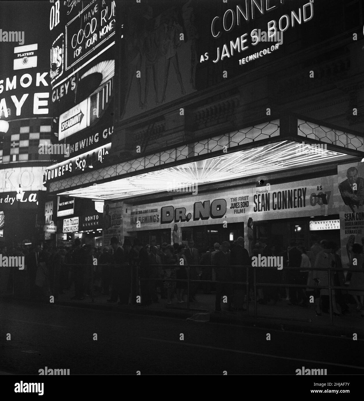 Warteschlangen vor dem Kino im London Pavilion, Piccadilly Circus, um den ersten James-Bond-Film „Dr. Nein. 6th. Oktober 1962. Stockfoto