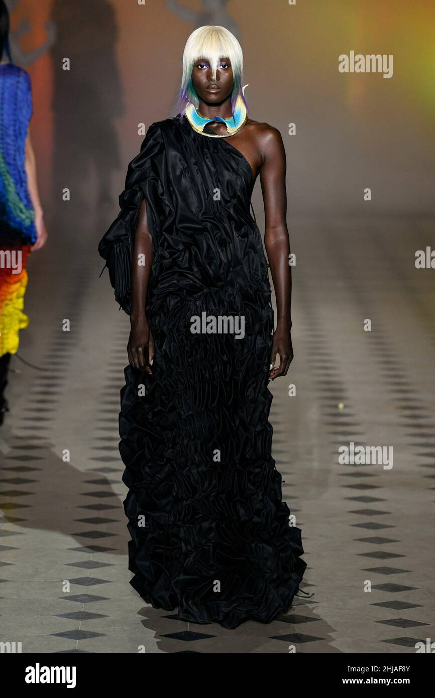 Paris, Frankreich. 27th Januar 2022. YUIMA NAKAZATO SS22 Start- und Landebahn während der Haute Couture Spring Summer 2022 - January 2022 - Paris, France 27/01/2022 Credit: dpa/Alamy Live News Stockfoto