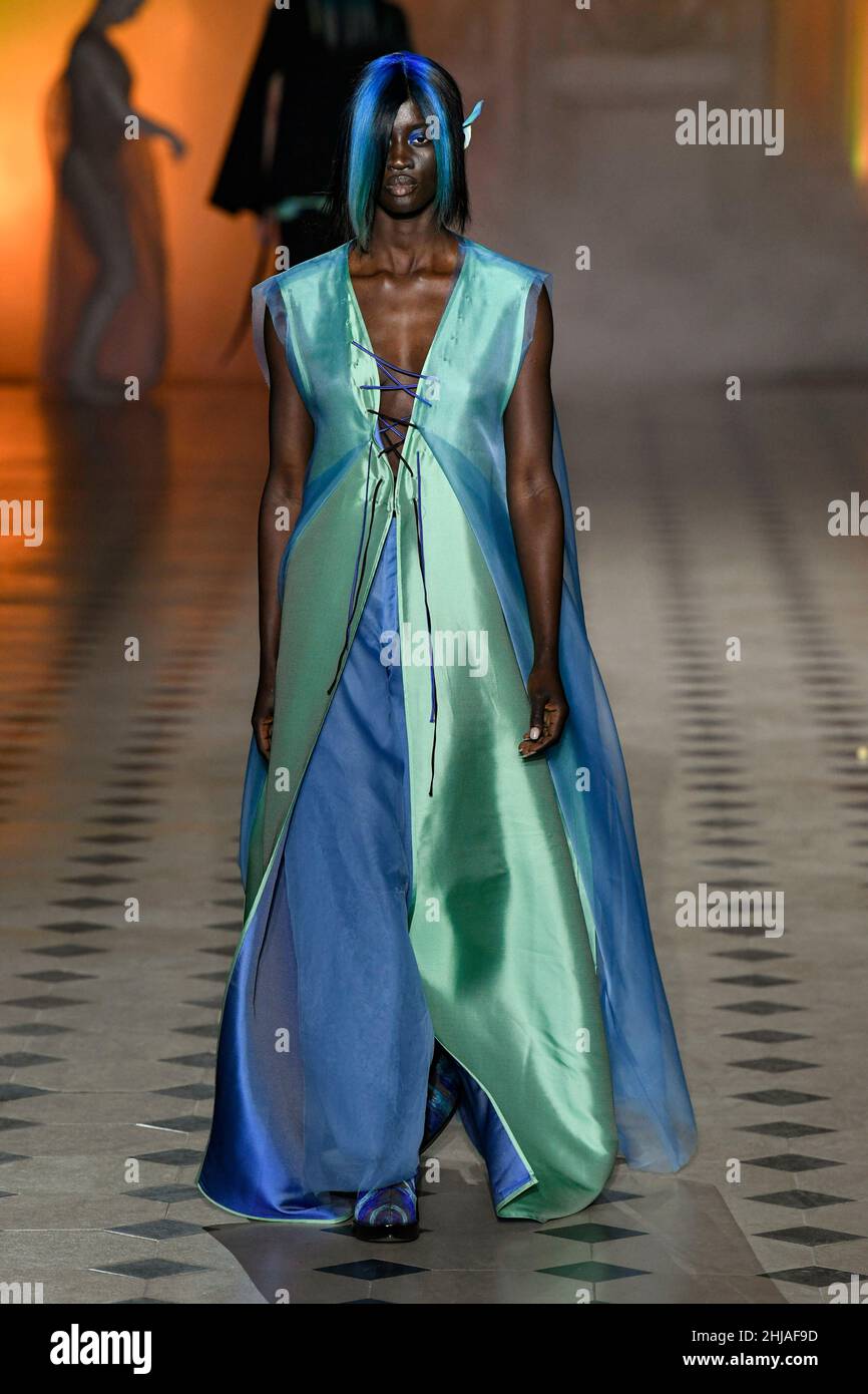 Paris, Frankreich. 27th Januar 2022. YUIMA NAKAZATO SS22 Start- und Landebahn während der Haute Couture Spring Summer 2022 - January 2022 - Paris, France 27/01/2022 Credit: dpa/Alamy Live News Stockfoto