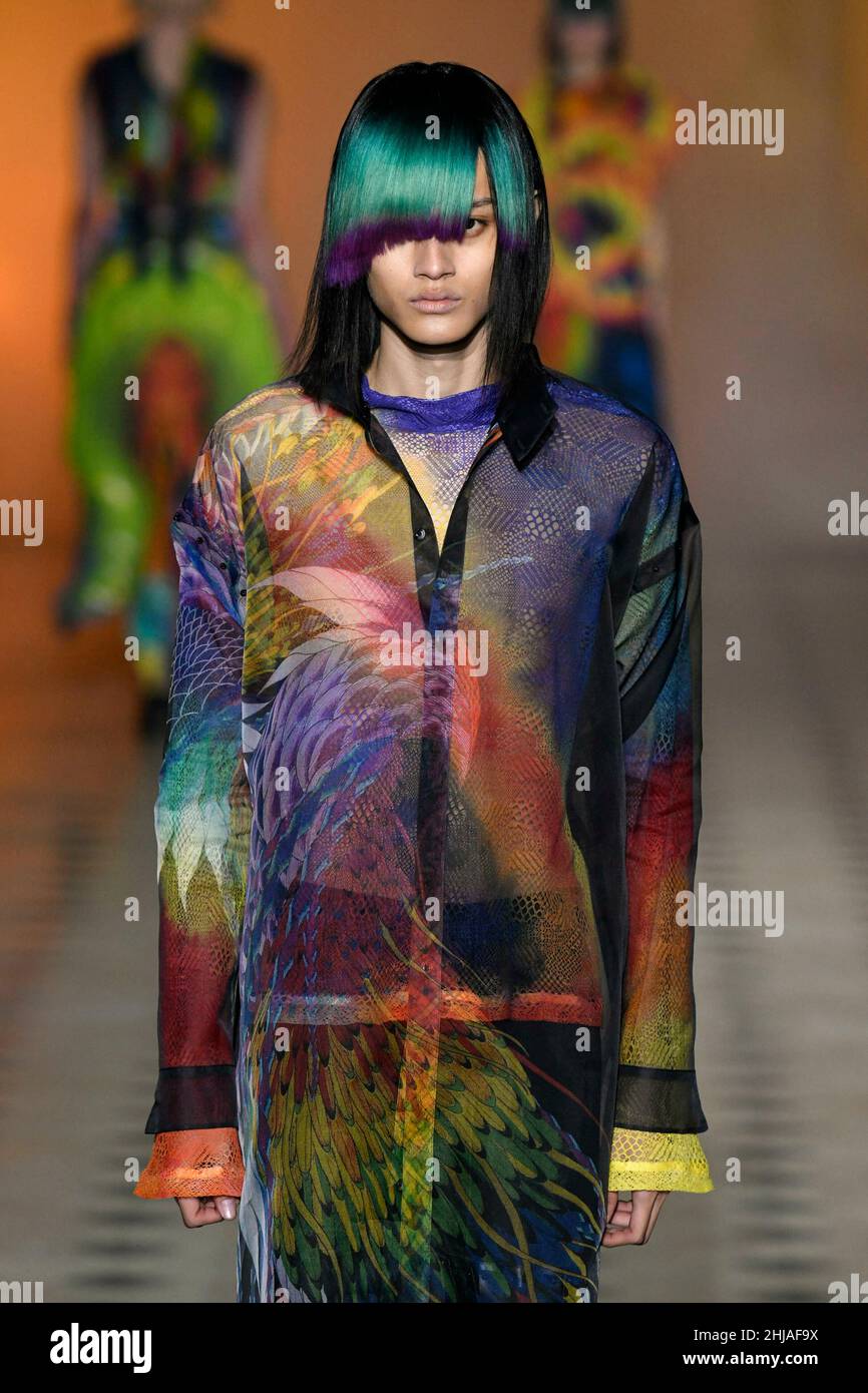 Paris, Frankreich. 27th Januar 2022. YUIMA NAKAZATO SS22 Start- und Landebahn während der Haute Couture Spring Summer 2022 - January 2022 - Paris, France 27/01/2022 Credit: dpa/Alamy Live News Stockfoto