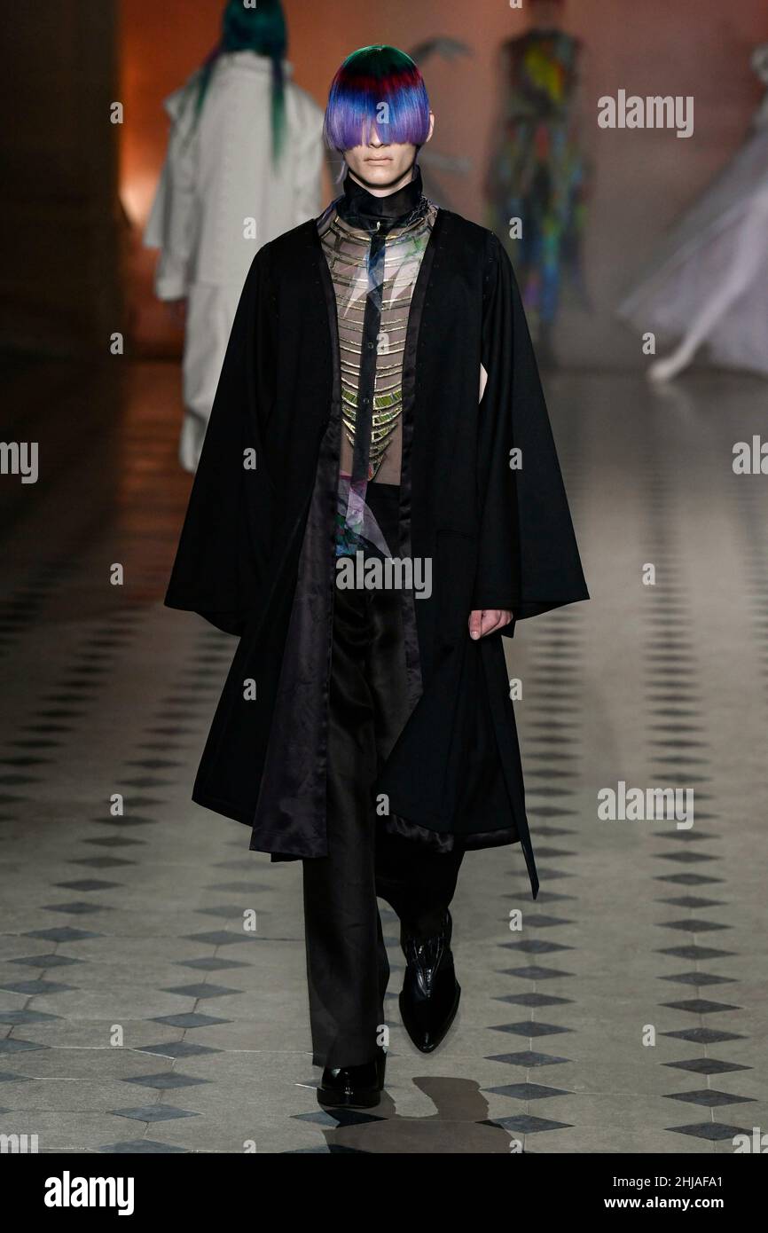 Paris, Frankreich. 27th Januar 2022. YUIMA NAKAZATO SS22 Start- und Landebahn während der Haute Couture Spring Summer 2022 - January 2022 - Paris, France 27/01/2022 Credit: dpa/Alamy Live News Stockfoto